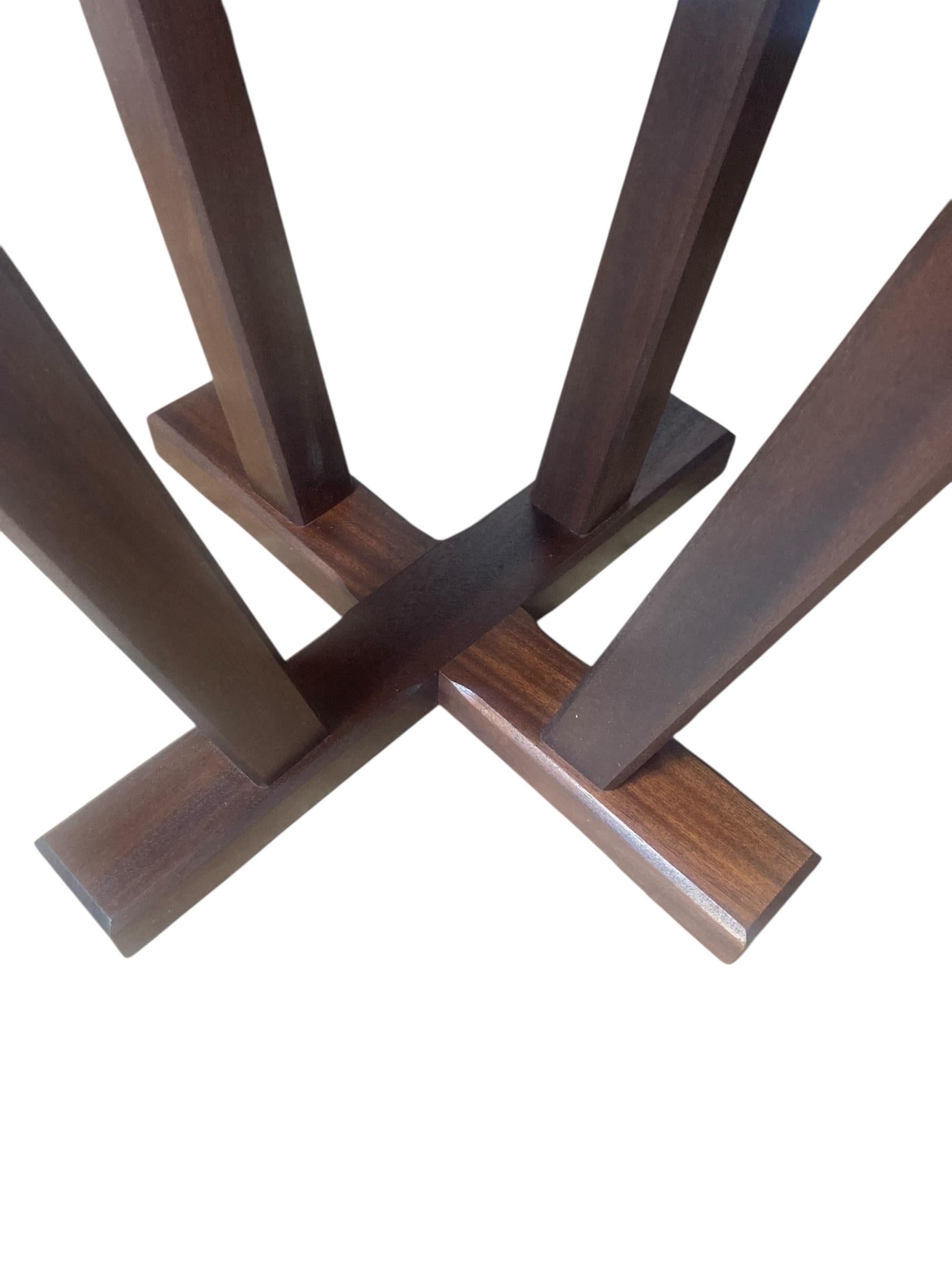 Table de restaurant ou de salle à manger circulaire en acajou pour 4 personnes en vente 1