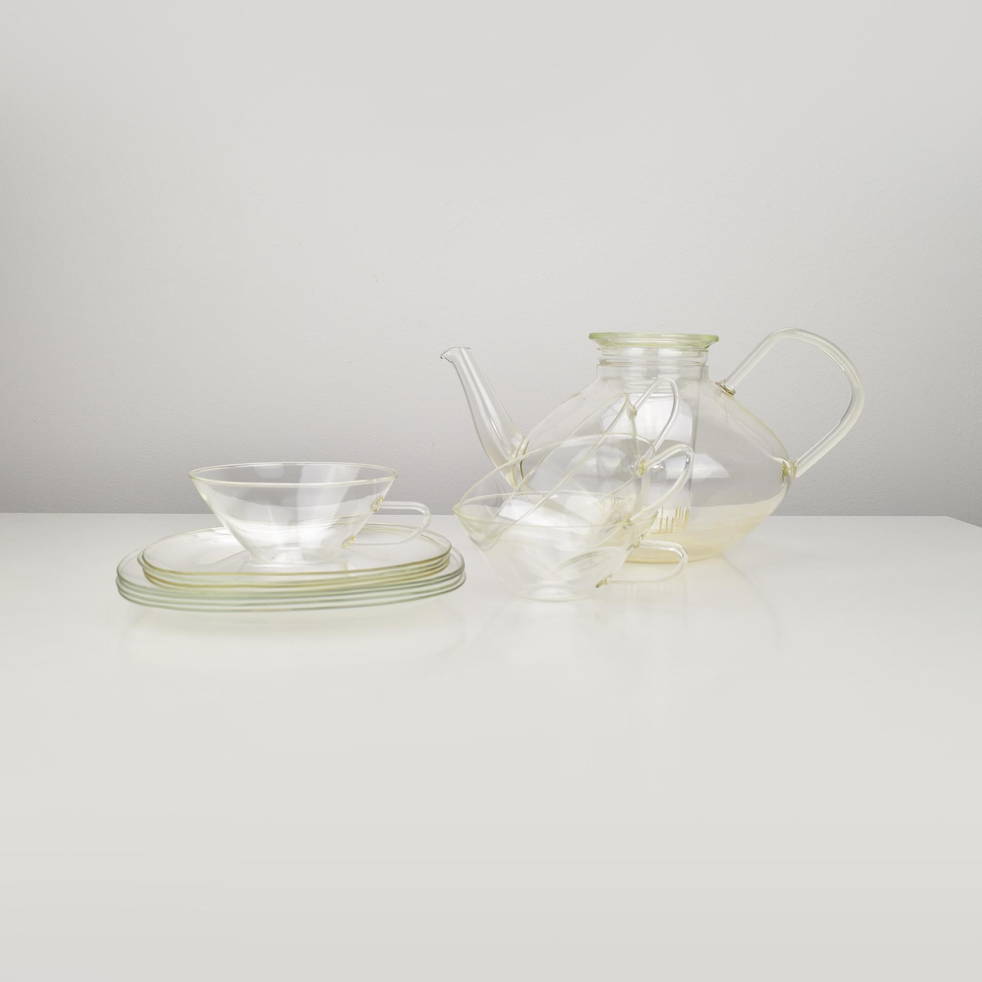 Ein minimalistischer und dennoch hochmoderner Designklassiker von JENAER GLAS. 13-teiliges Tee- oder Kaffeeservice, entworfen von Heinrich Löffelhardt im Jahr 1954.


Dieses klassische Tee- und Kaffeeservice von JENAER GLAS umfasst:

1 Teekanne