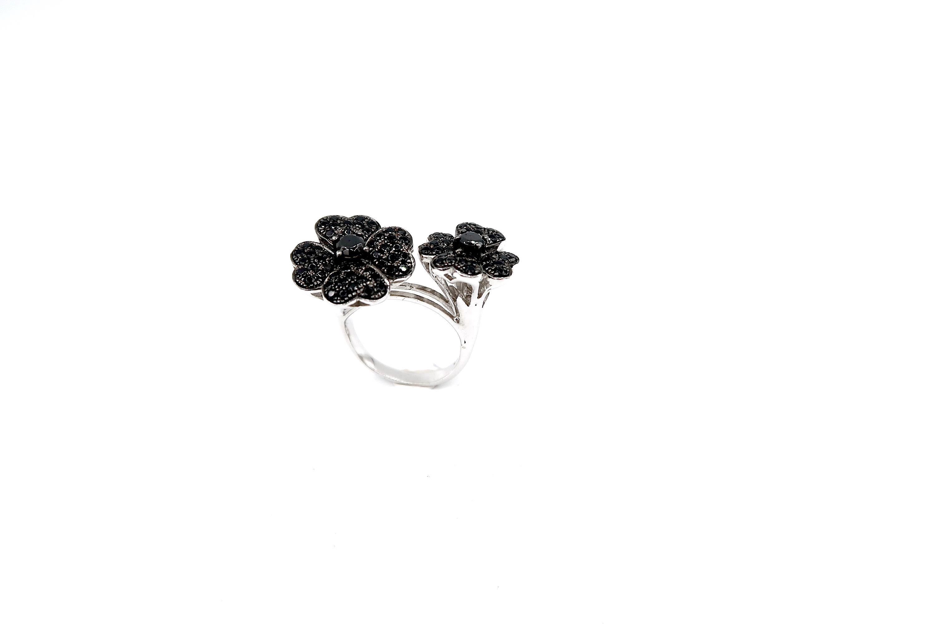 4-Petal Black Diamond Flowers Ring in 18K Gold

Ring size: 49, UK J, US 5

Gold: 18K 11.011g.
Black Diamond: 1.58ct.