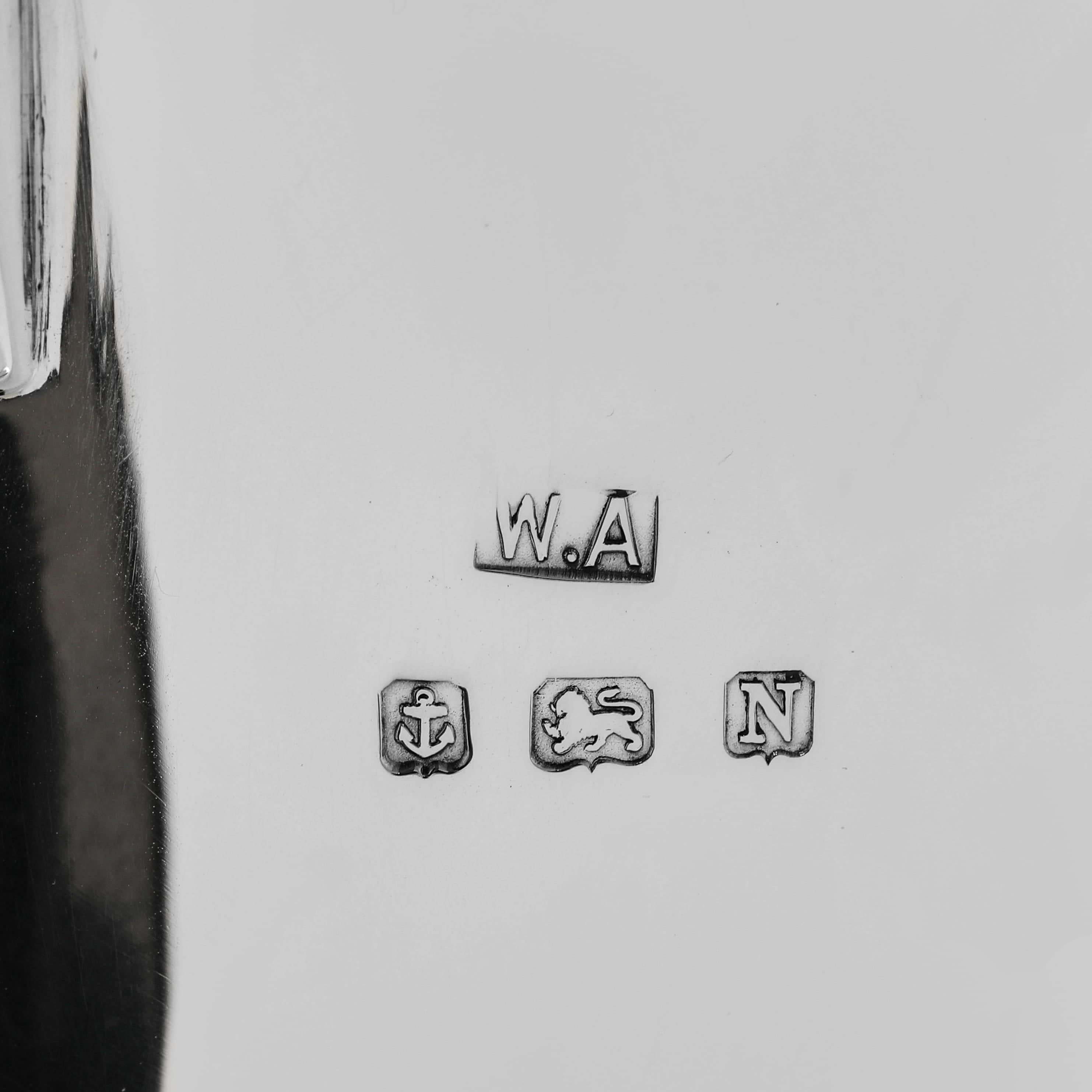 Poinçonné à Birmingham en 1937 par William Adams, ce très élégant service à thé 4 pièces en argent sterling d'époque George VI est dans le goût art déco, avec un design simple, des poignées angulaires, des cannelures en creux aux coins et des