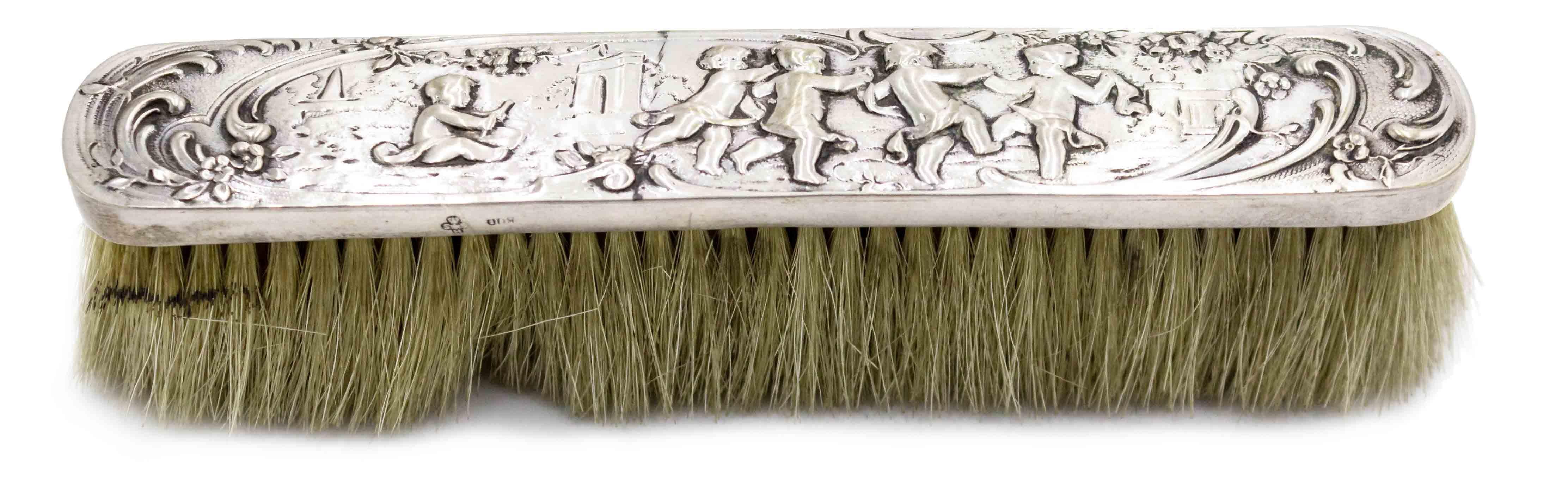 4-tlg. französischer Louis XV-Stil (19. Jh.) silbernes Eitelkeitsbürsten-Set mit Amor-Motiv (2 Kleider- und 2 Haarbürsten) Punziert mit deutschen 800er-Marken.