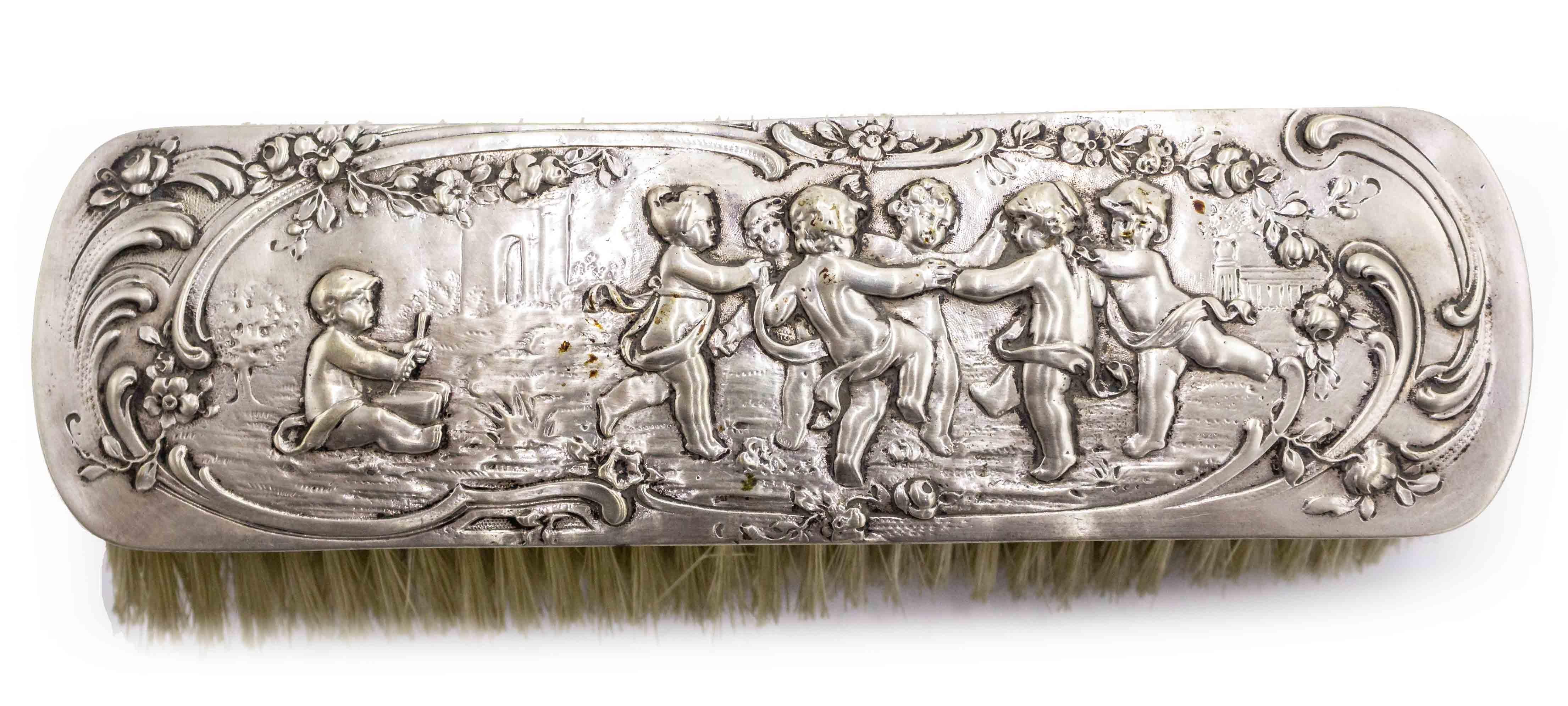 Ensemble de 4 pièces de pinceaux de coiffeuse françaises Louis XV en argent Bon état - En vente à New York, NY