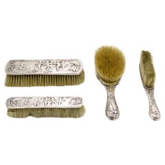 Ensemble de 4 pièces de pinceaux de coiffeuse françaises Louis XV en argent
