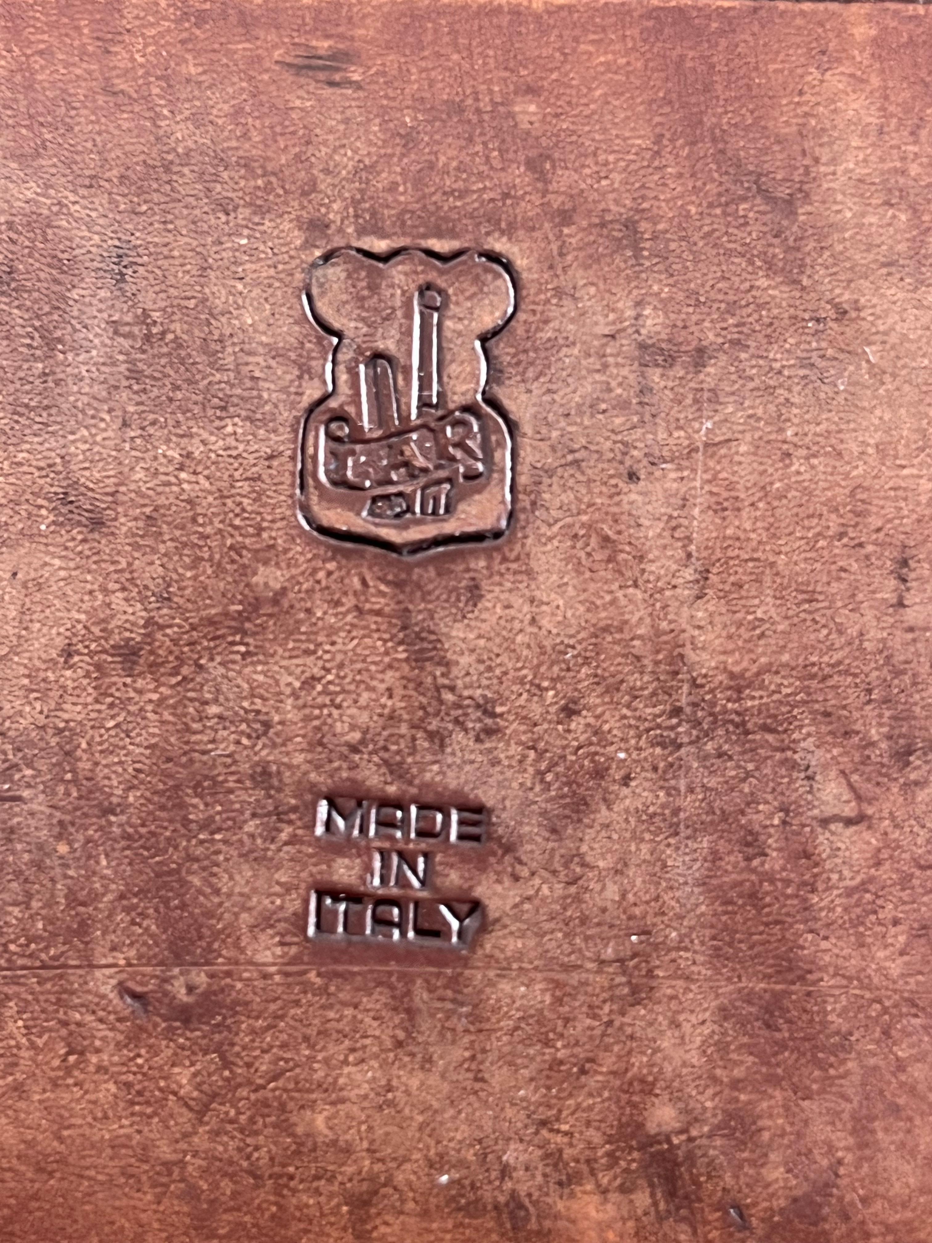 4 piece leather desk set 1980s
Craftsmanship made in Italy.
2-seater pen holder, pencil cup, card holder and ashtray.
Intact and in excellent condition.