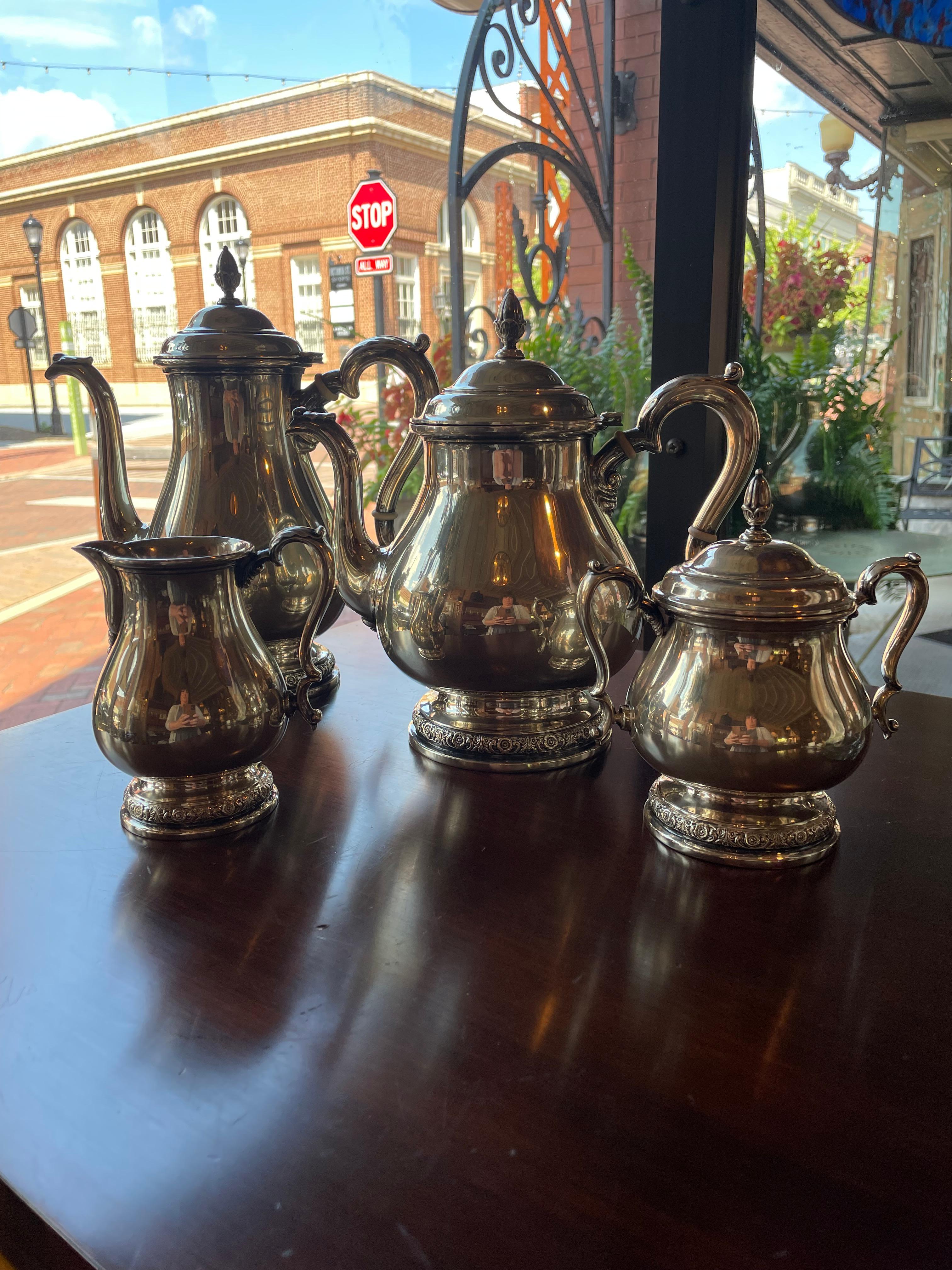 Set da tè e caffè 4 pezzi Prelude by International Silver Service

Teiera: alta 9 pollici
Caffettiera: 11