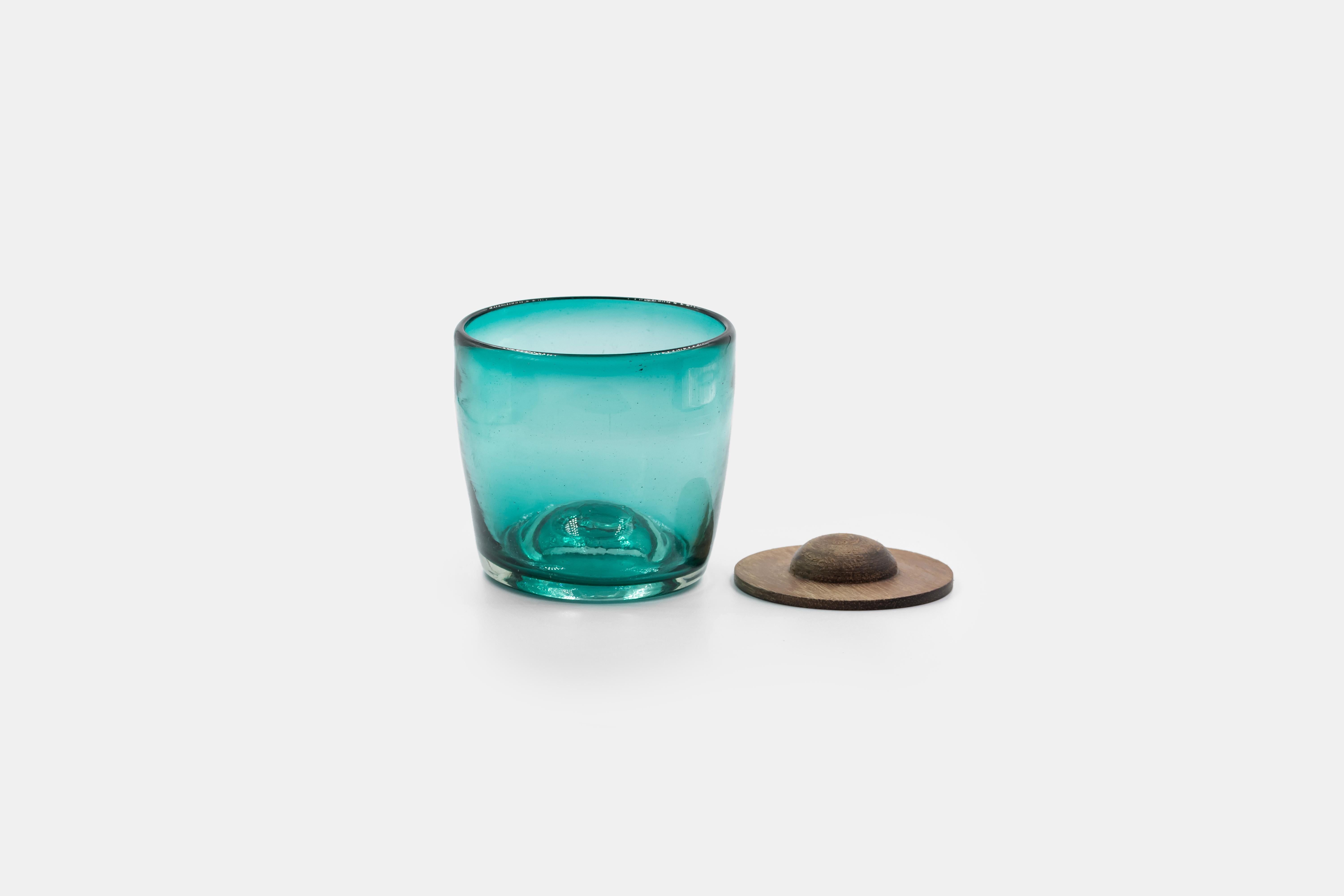 The liquid character of the molten glass bubble is the inspiration for the “Basico” glaseses. Its shape is molded and adapted to the half sphere of the practical wooden base on which the glass rests creating an aesthetic detail, characteristic