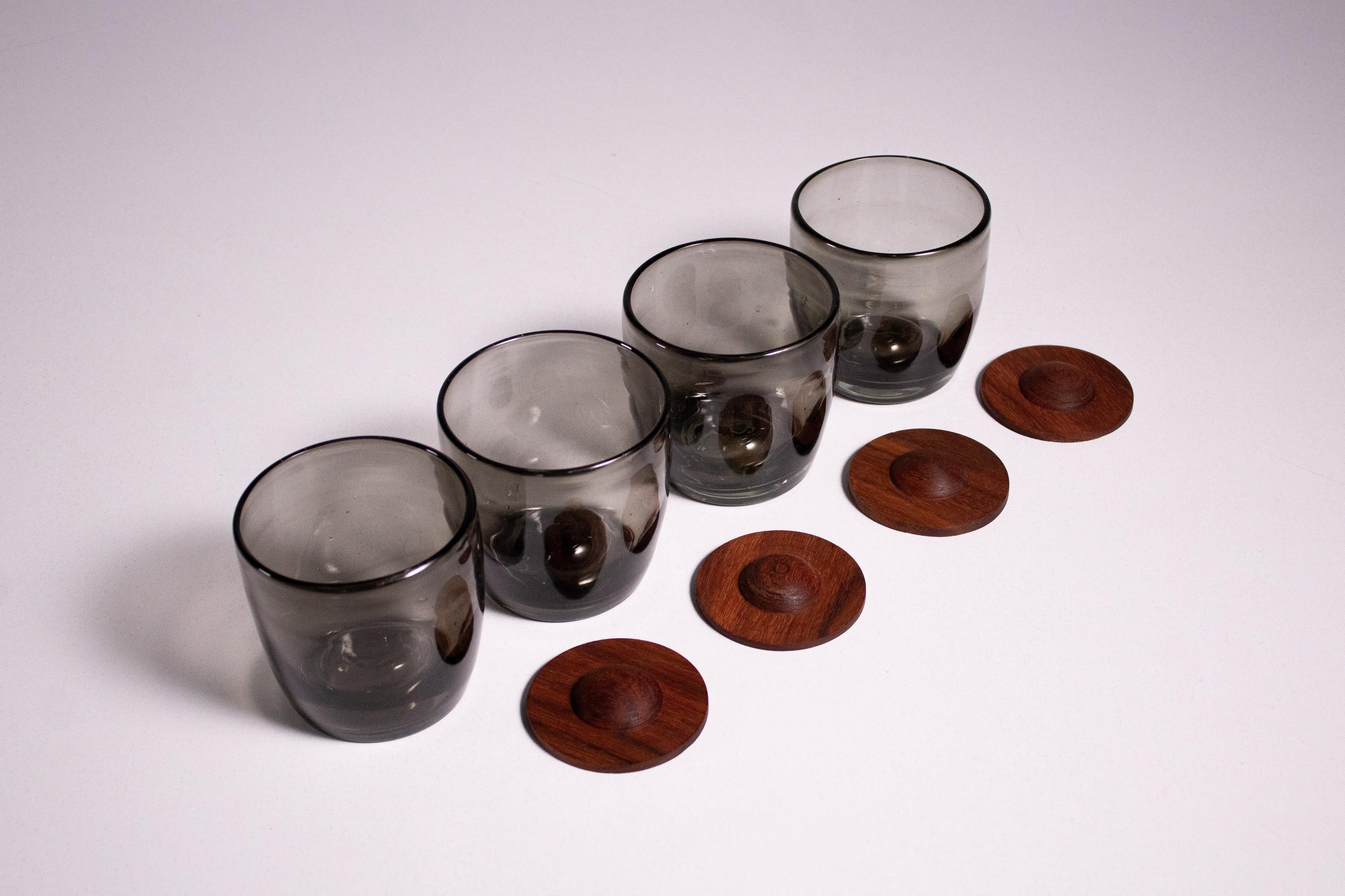 4 Piece Set of Smoke Hand Blown Glasses with Parota Wood Coasters In New Condition For Sale In Zapopan, Jalisco. CP