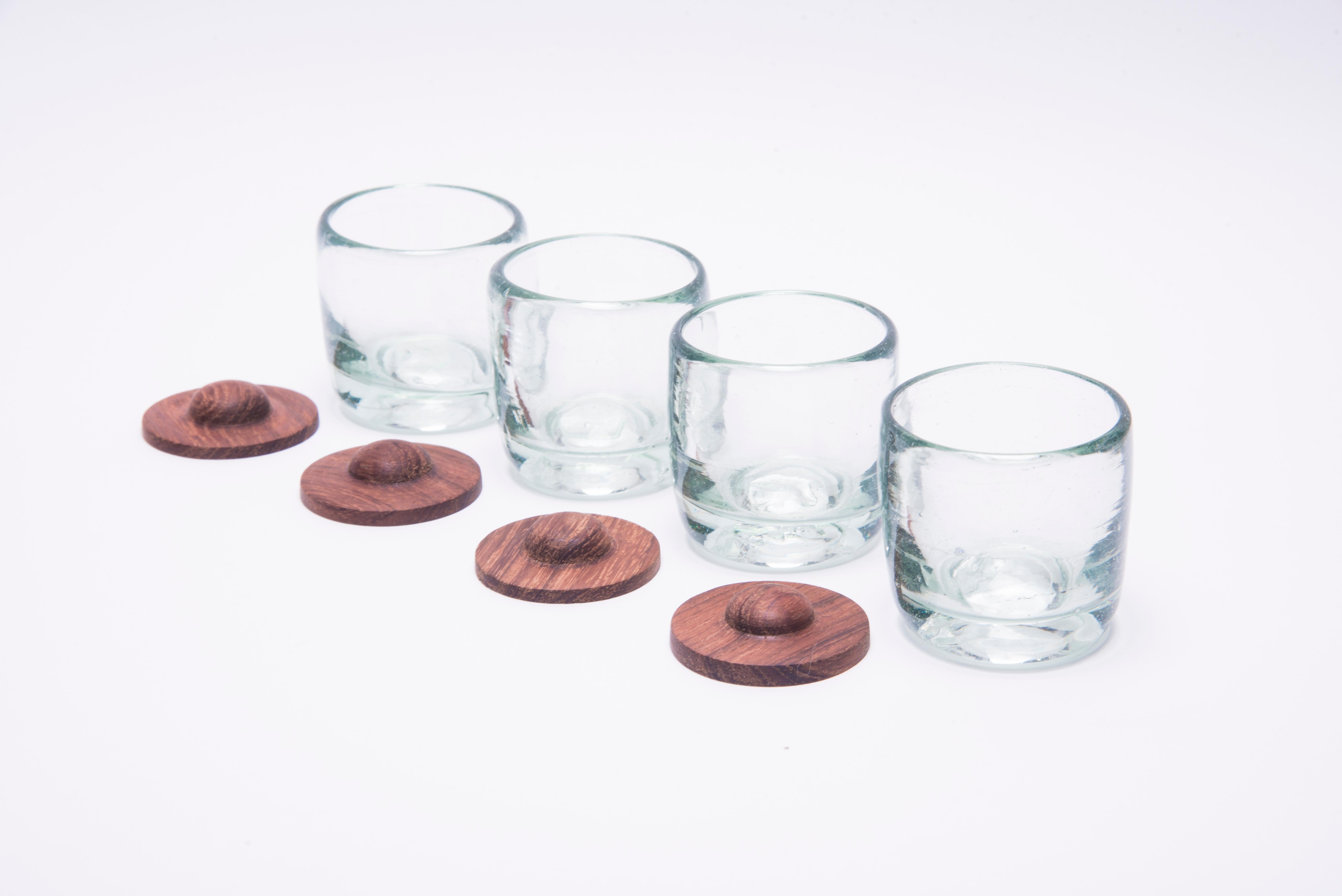 4 Piece Set of Transparent Hand Blown Shot Glasses with Parota Wood Coasters In New Condition For Sale In Zapopan, Jalisco. CP
