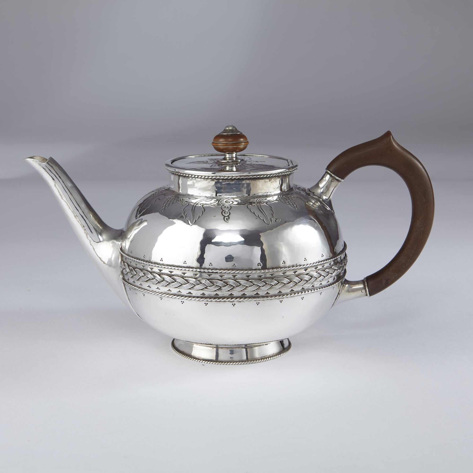 4-teiliges Tee- und Kaffeeservice aus Silber von Liberty (Arts and Crafts) im Angebot
