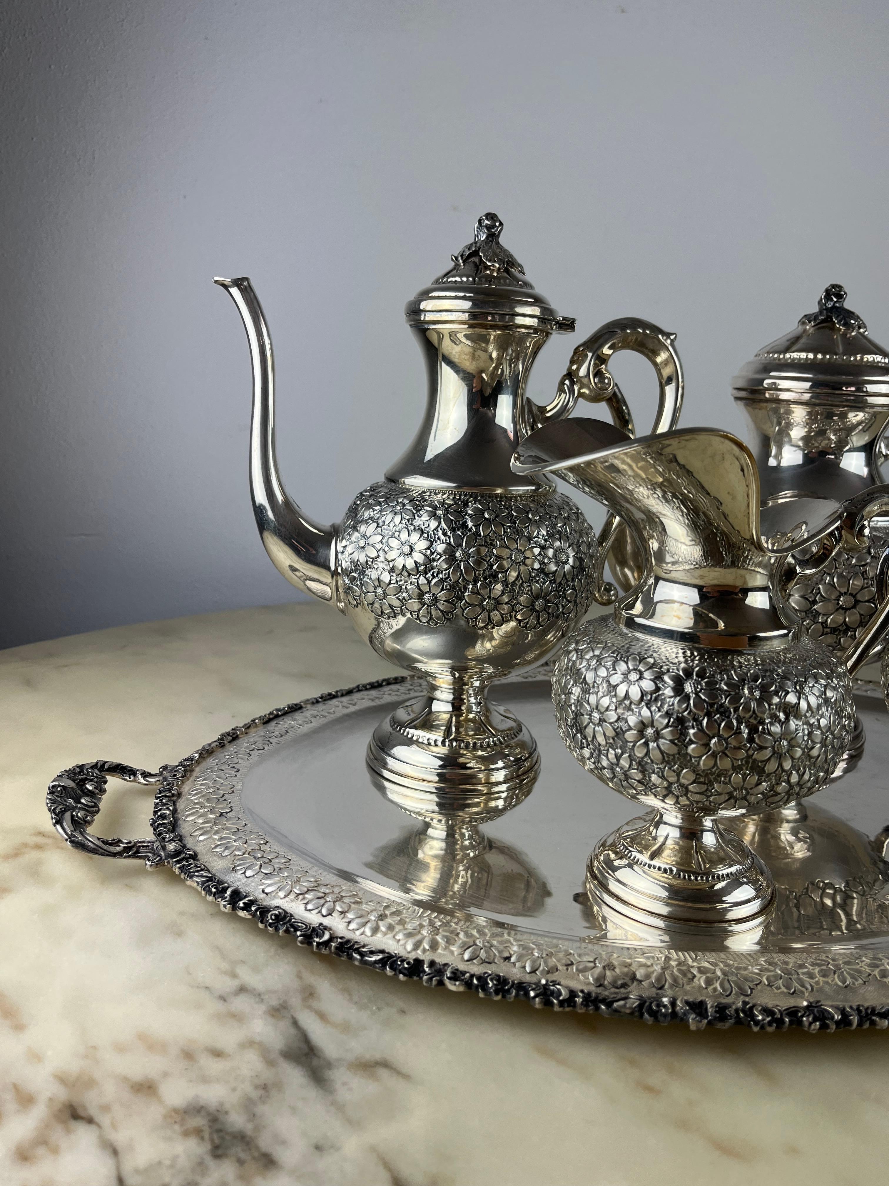 4-piece tea and coffee service plus tray, 800 silver, Italy, 1980s.
Worked entirely by hand, it weighs 4170.00 grams.
It is a very important silver set.
Purchased in the 1980s at the L.A.F.A. of Palermo.
The tray measures 60 cm and weighs 1780