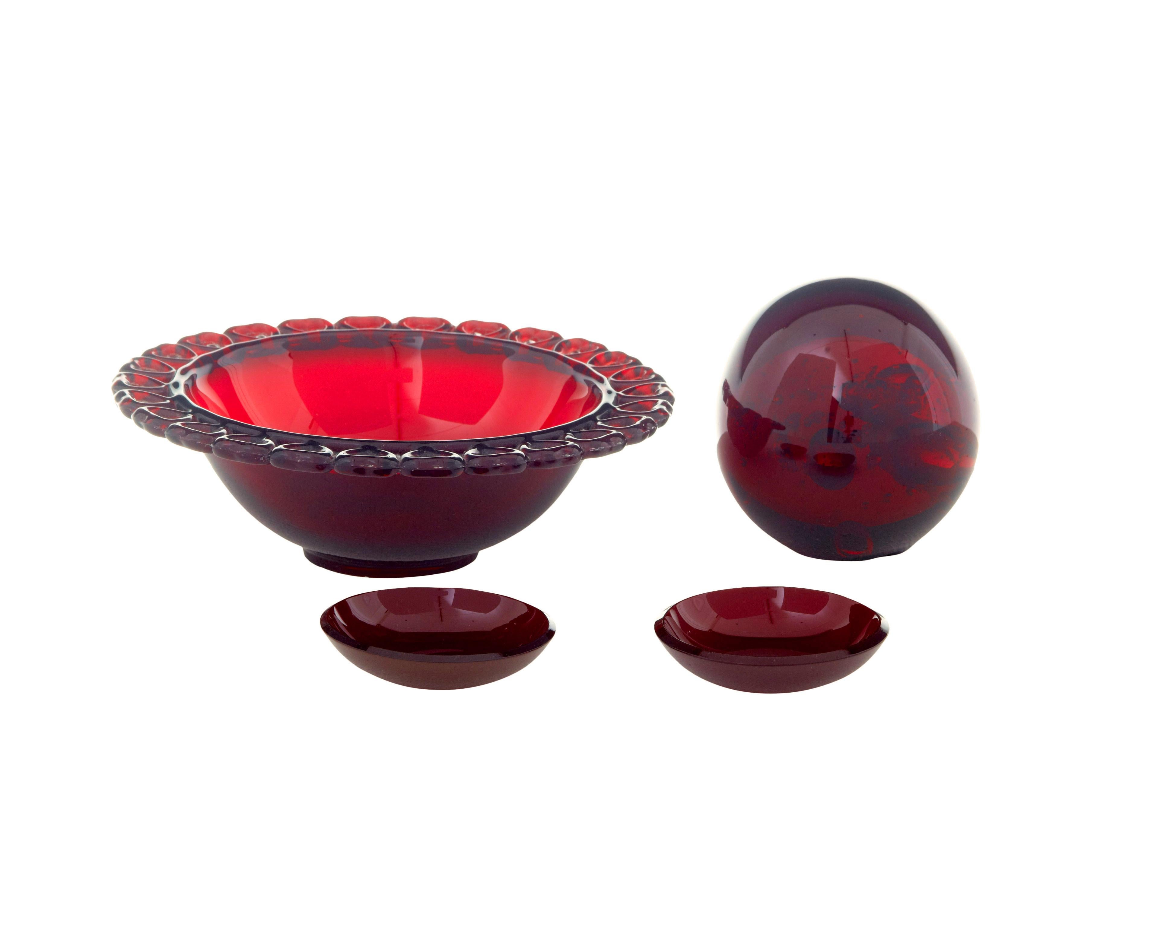 4 piezas de vidrio artístico rojo escandinavo de los años 50 de Monica Bratt circa 1950.

Monica Bratt (1913-1961) fue una artista sueca que trabajó principalmente en la cristalería reijmyre.

El juego consta de 1 cuenco con diseño de corazón, un