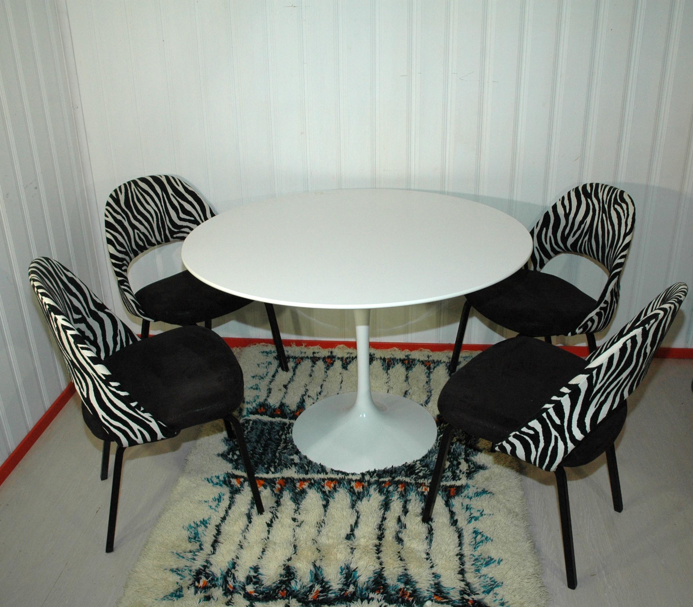 
Eero Saarinen a peut-être réussi à concevoir l'une des meilleures, des plus belles et des plus confortables chaises que vous posséderez.

L'architecte et designer de meubles finno-américain Eero Saarinen partait du principe que la fonction donnait