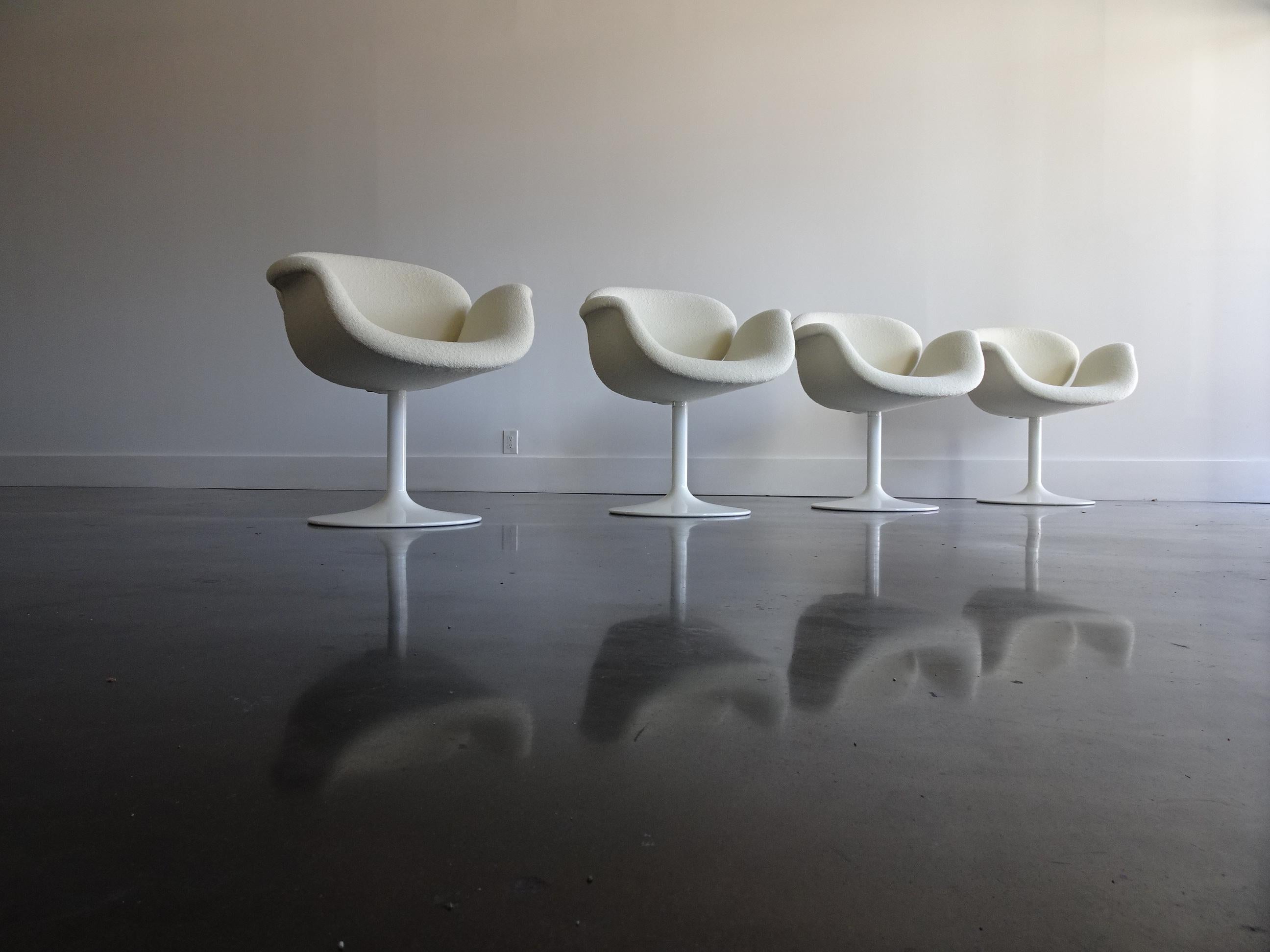 We offer 4 Mid-Century Modern designed by Pierre Paulin swivel tulip armchairs in Knoll white Bouclé fabric and made by Artifort.
Sandblasted and powder-coated steel cast base in white enamel.
All chairs are marked Artifort which is now under the