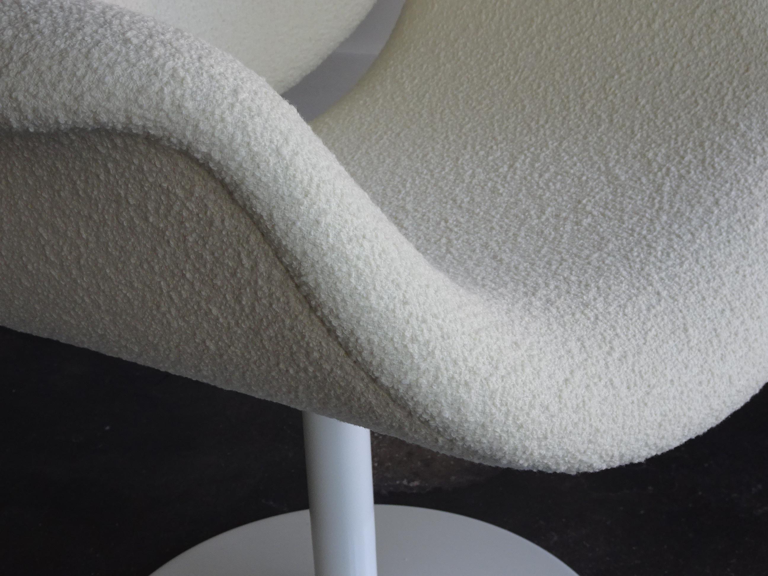 Powder-Coated 4 Pierre Paulin Swivel Tulip Chairs & Knoll White Bouclé Fabric by Artifort 1960