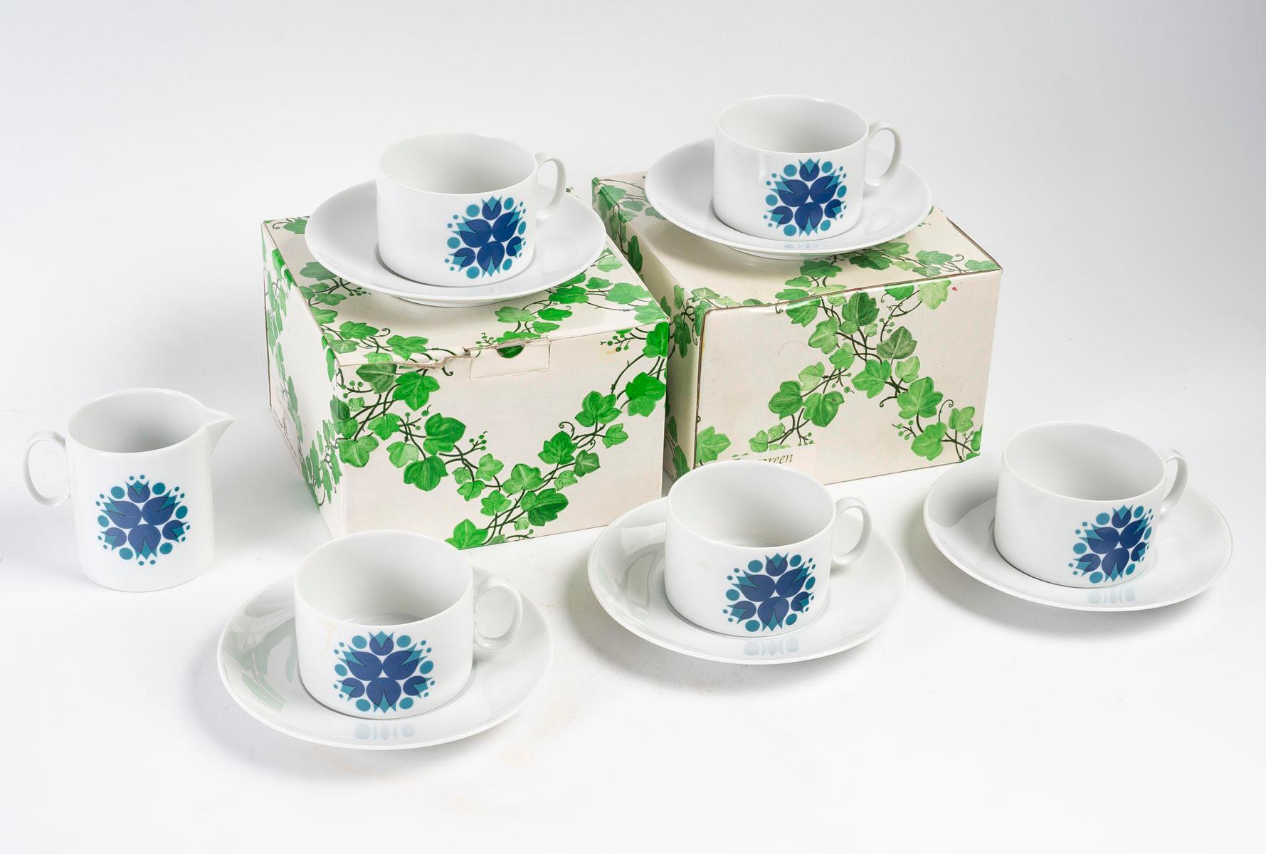 4 porcelain cups and saucers from the 1960s by Maison Thomas.

4 porcelain cups and saucers with a small milk jug from the 1960s by Maison Thomas, Germany, one cup and saucer chipped.
h: 6cm, D: 15cm