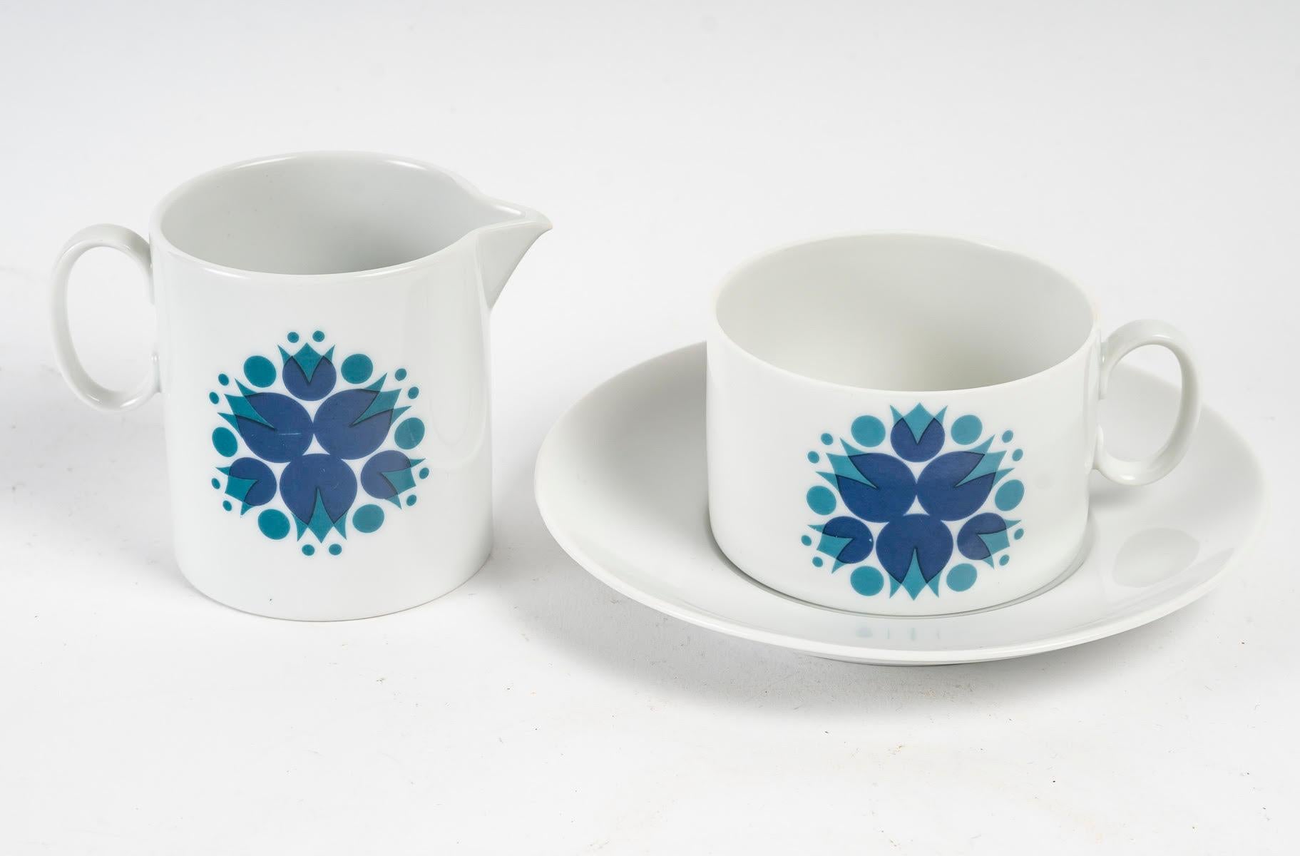 Mid-Century Modern 4 Porcelain Cups and Saucers from the 1960s by Maison Thomas. For Sale
