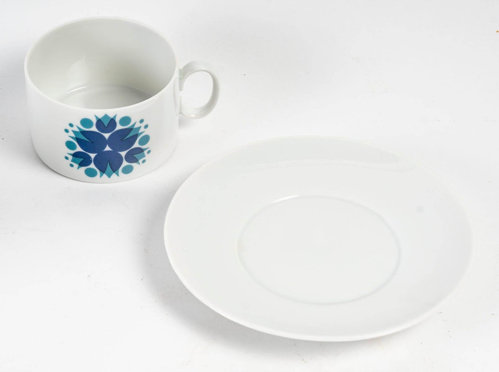 European 4 Porcelain Cups and Saucers from the 1960s by Maison Thomas. For Sale