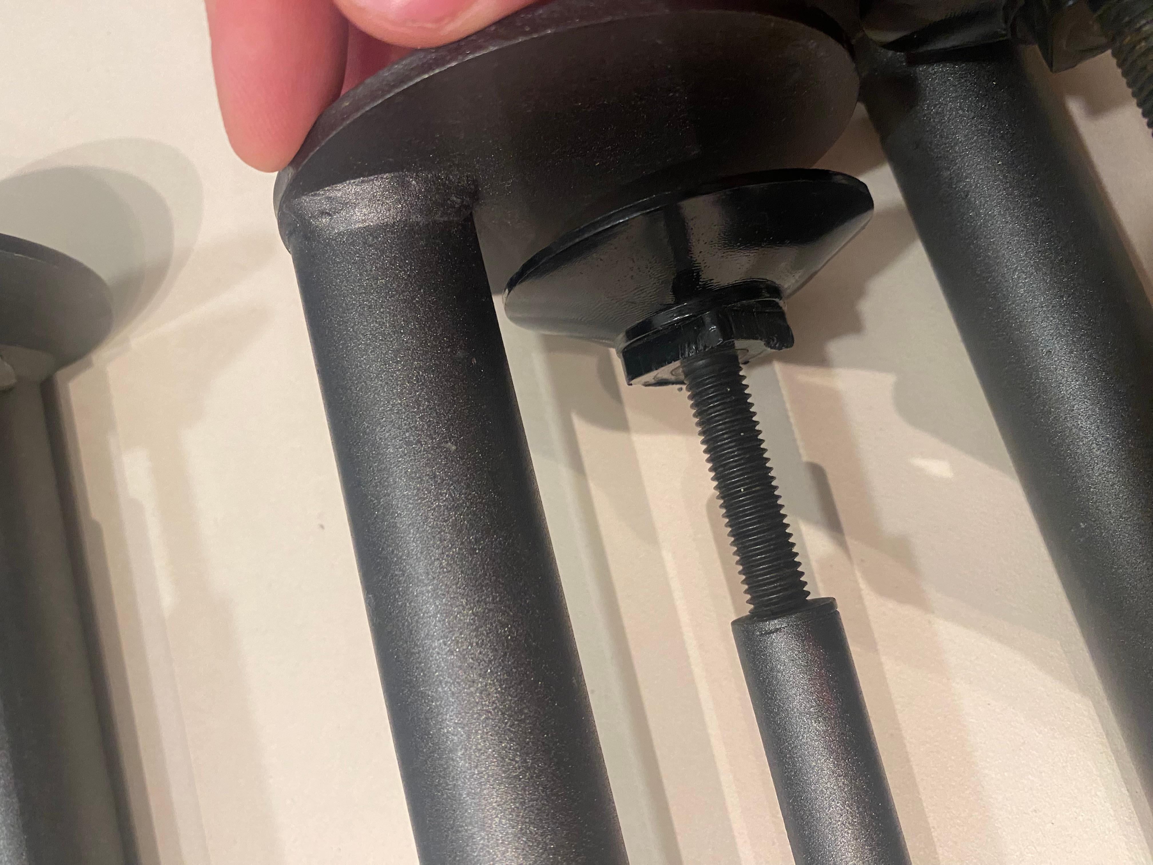 Altura: 73 cm.
Gris antracita / Gris carbón.
Buen estado.
Se vende sin tapa de cristal.