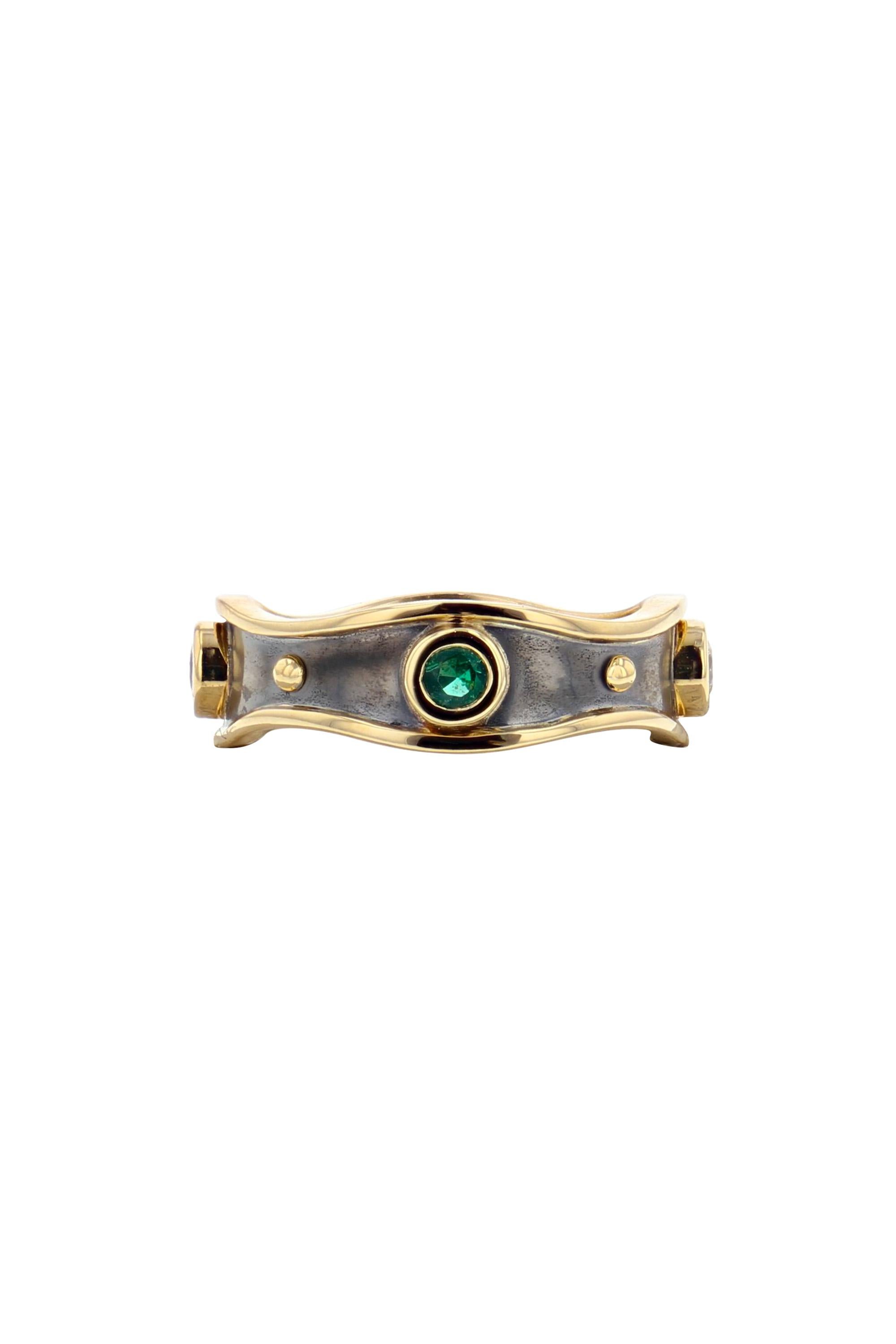 Ring aus Gelbgold und gealtertem Silber, besetzt mit 4 Edelsteinen.

Einzelheiten:
Diamant, Saphir, Rubin, Smaragd: ø3mm
18k Gelbgold : 3.4g  
Distressed Silber: 2,5g 
Hergestellt in Frankreich