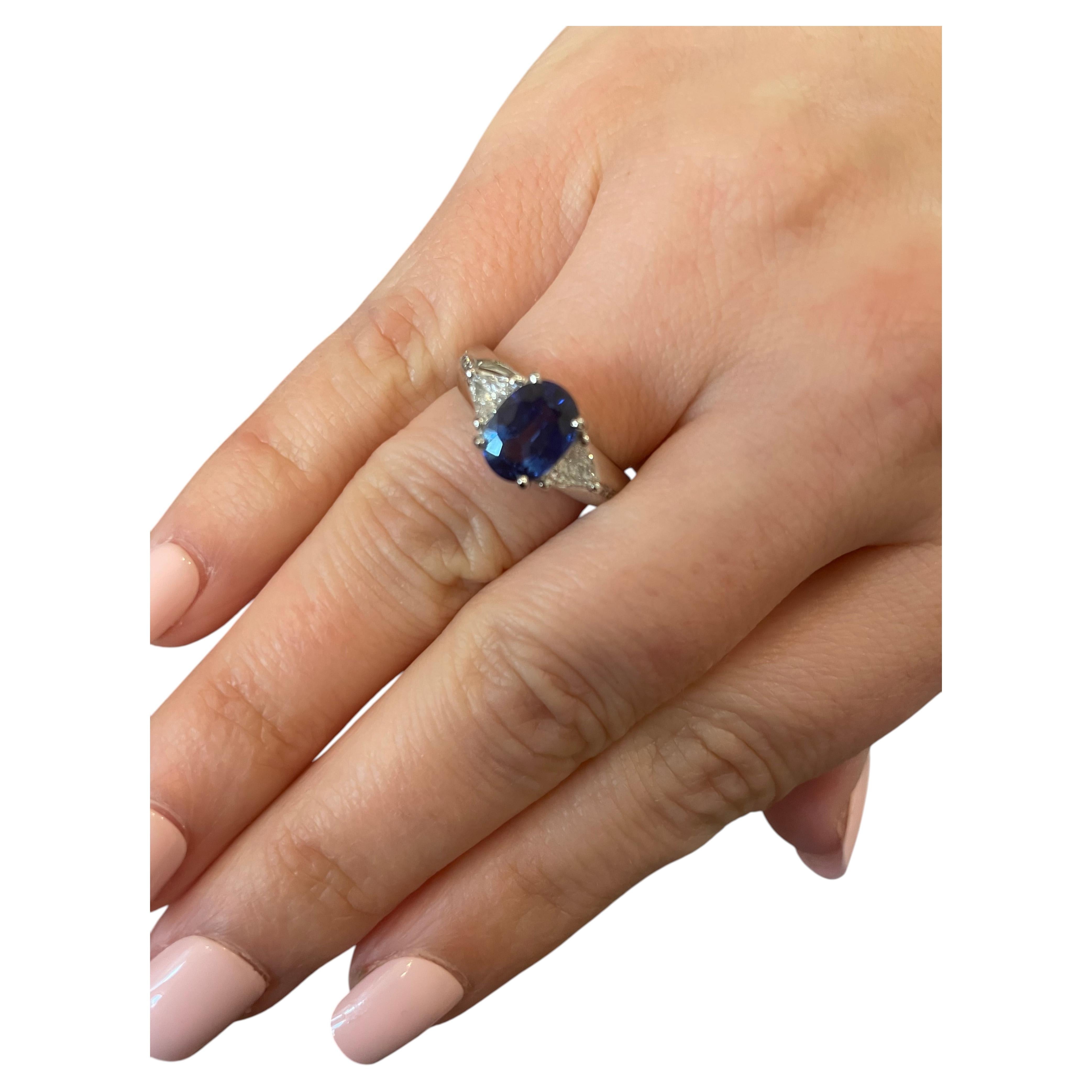 4 Zacken Platin Set Oval Saphir mit Diamant Trillionen auf Seite Platin Ring im Angebot