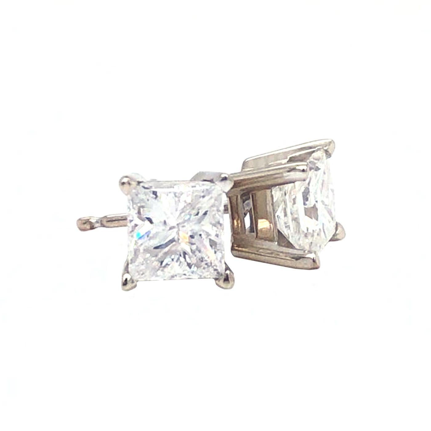 Ces boucles d'oreilles à 4 griffes vont faire chavirer votre fille. Ces diamants ont un poids total de 1,45 carat, ont un indice SI2 - SI3 et une couleur H - G. Les diamants sont sertis dans une monture en or massif de 14 carats. N'attendez pas pour