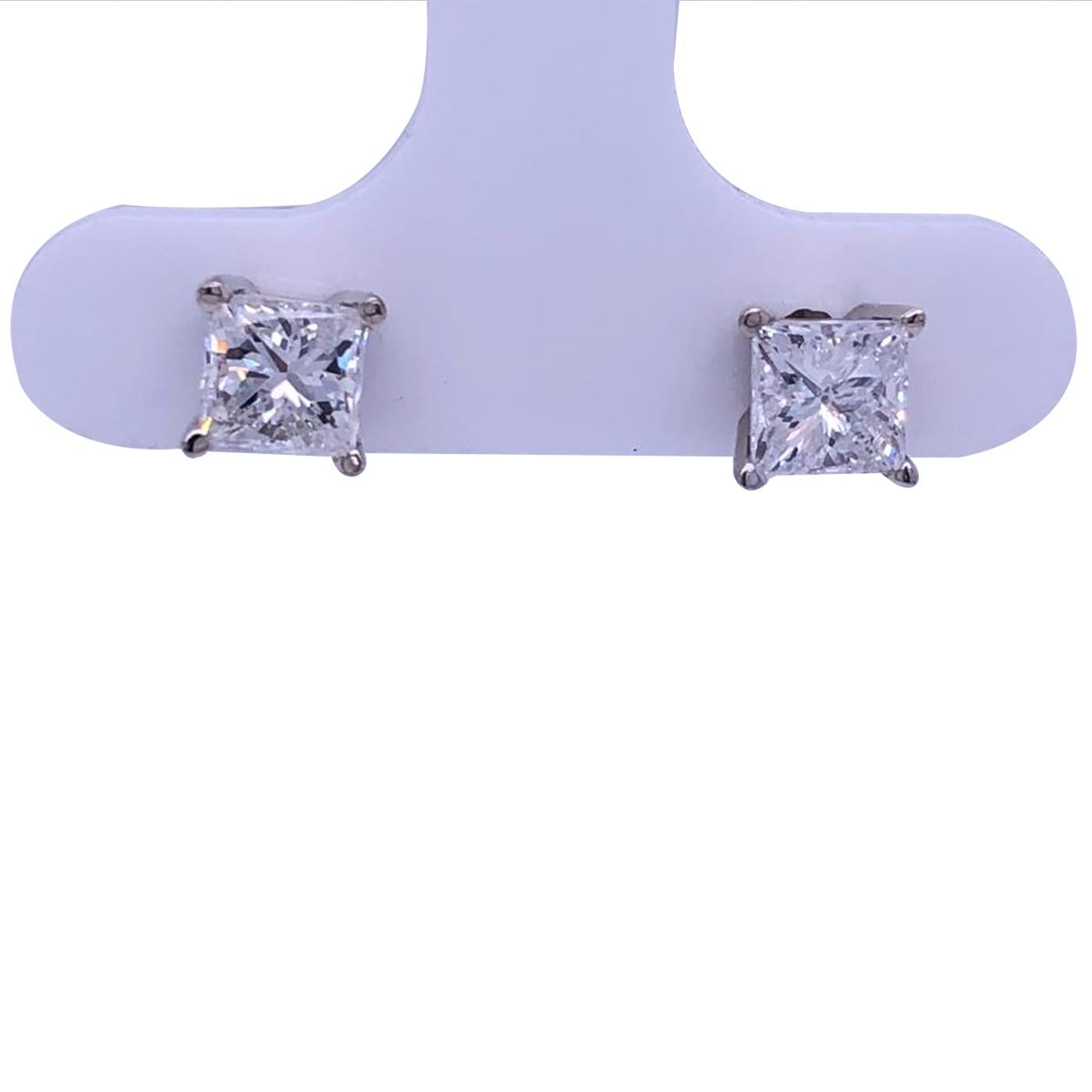 Taille princesse Clous d'oreilles panier en or 14 carats avec diamants taille princesse de 1,45 carat et fermoir à vis à l'arrière en vente