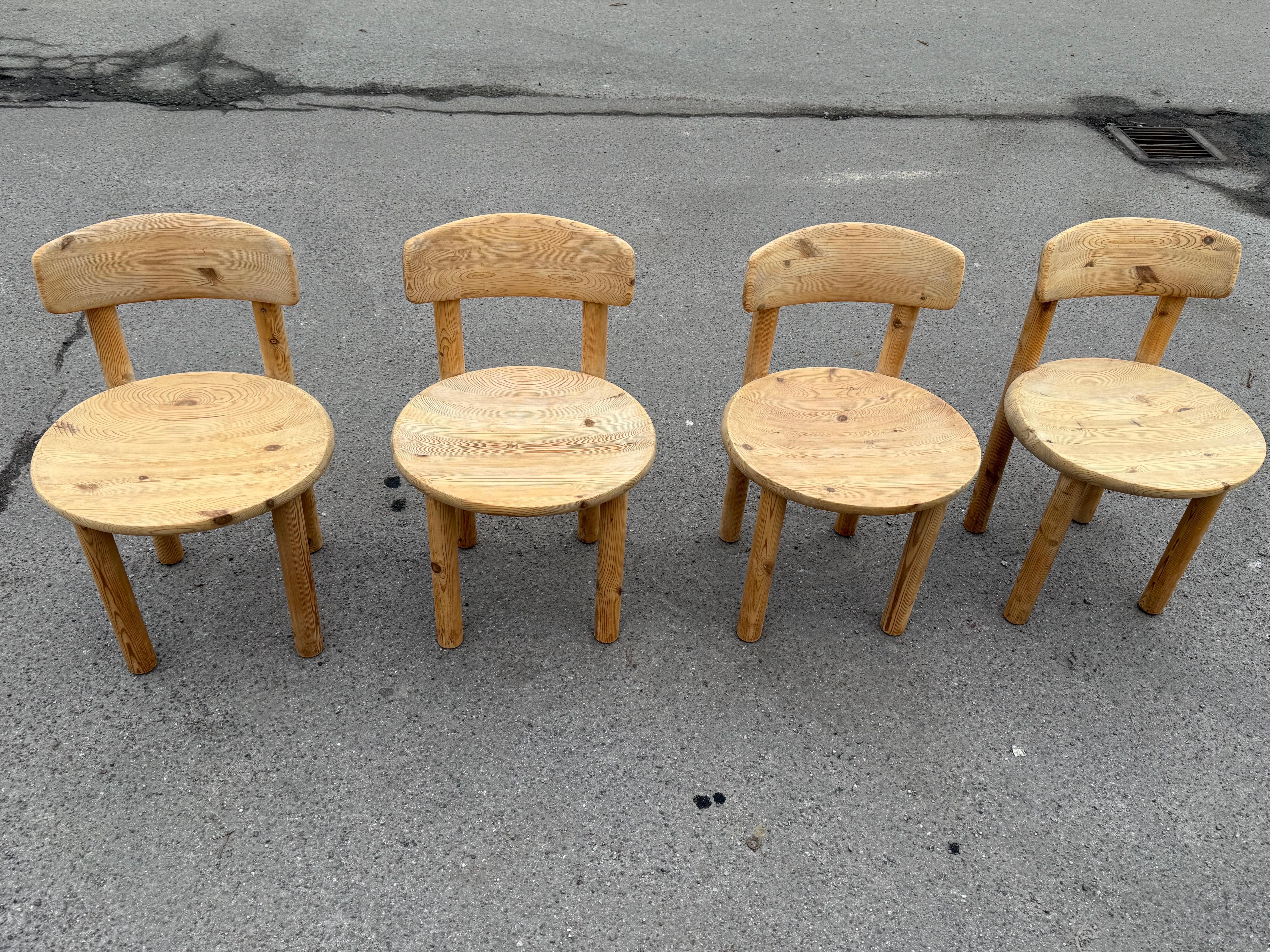 Raro set di quattro sedie da pranzo Rainer Daumiller degli anni '70, realizzate in pino massiccio. Caratterizzate da un design scandinavo senza tempo e da un tocco di ergonomia grazie agli schienali regolabili, queste sedie rappresentano il perfetto