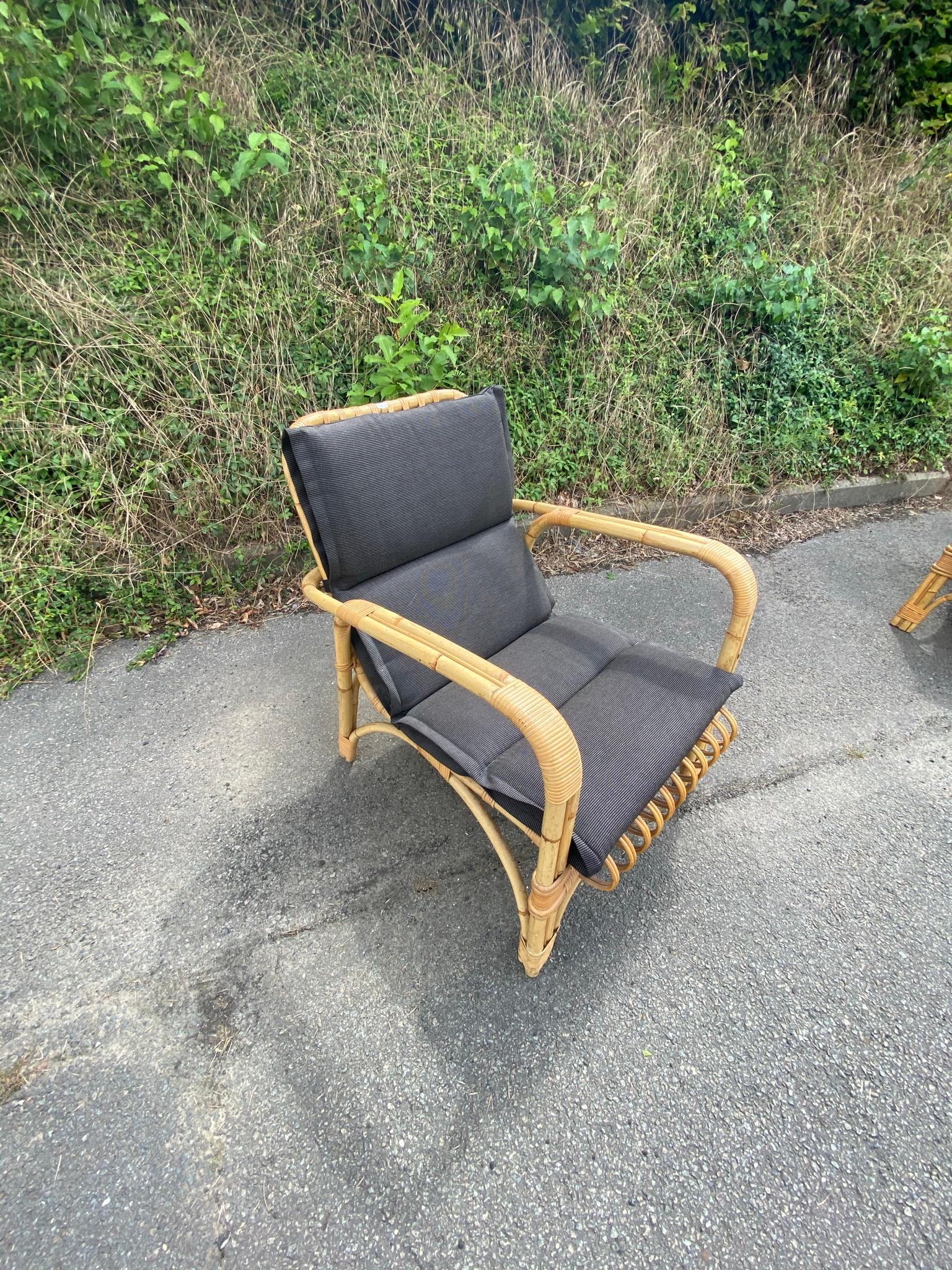 Européen 4 fauteuils en rotin et leurs coussins, datant d'environ 1970-1980 en vente