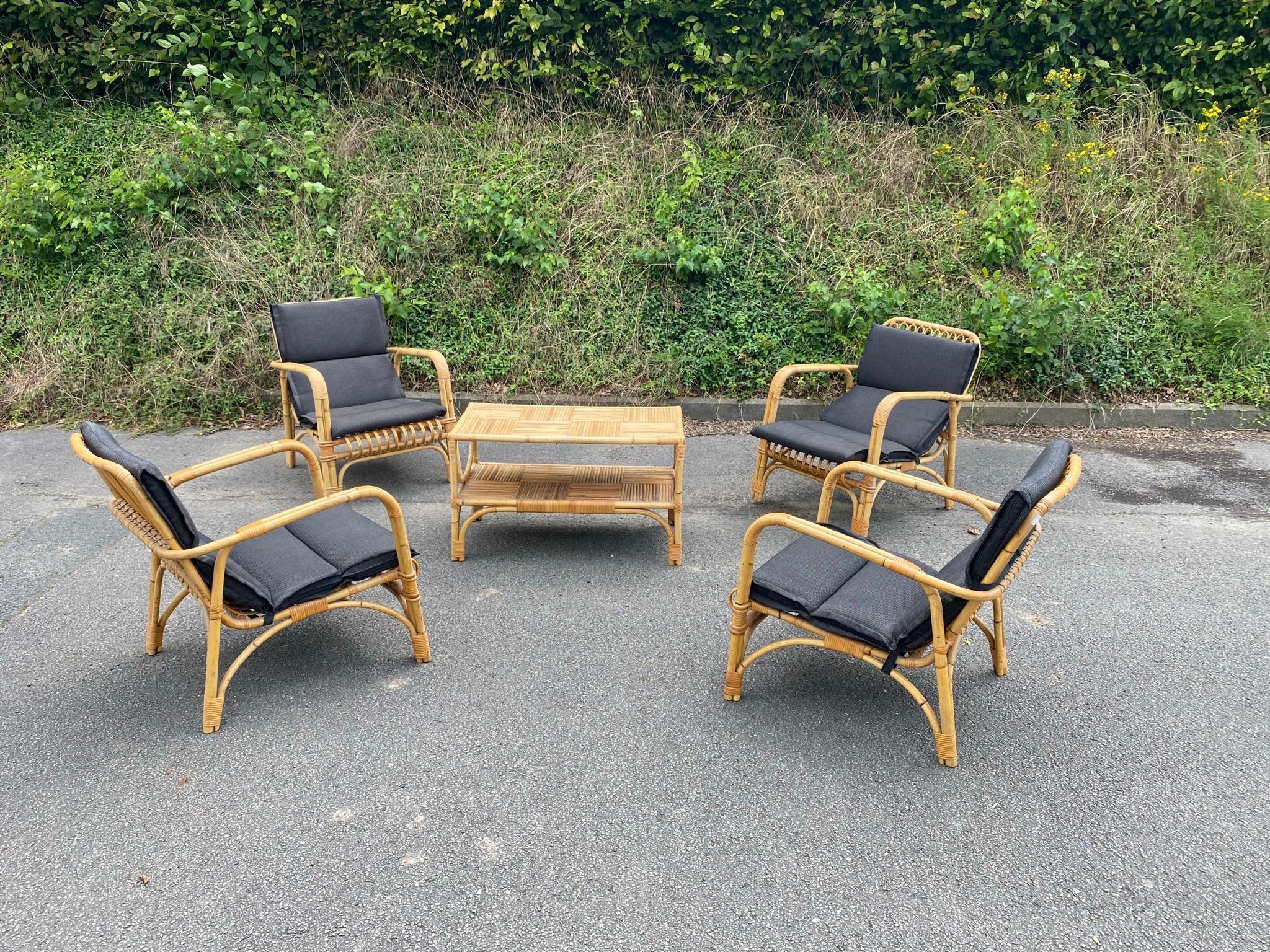 4 Rattan Armchairs and Their Cushions, circa 1970-1980 For Sale 2