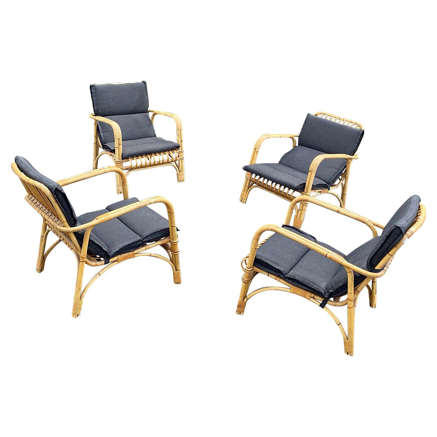 4 fauteuils en rotin et leurs coussins, datant d'environ 1970-1980 en vente