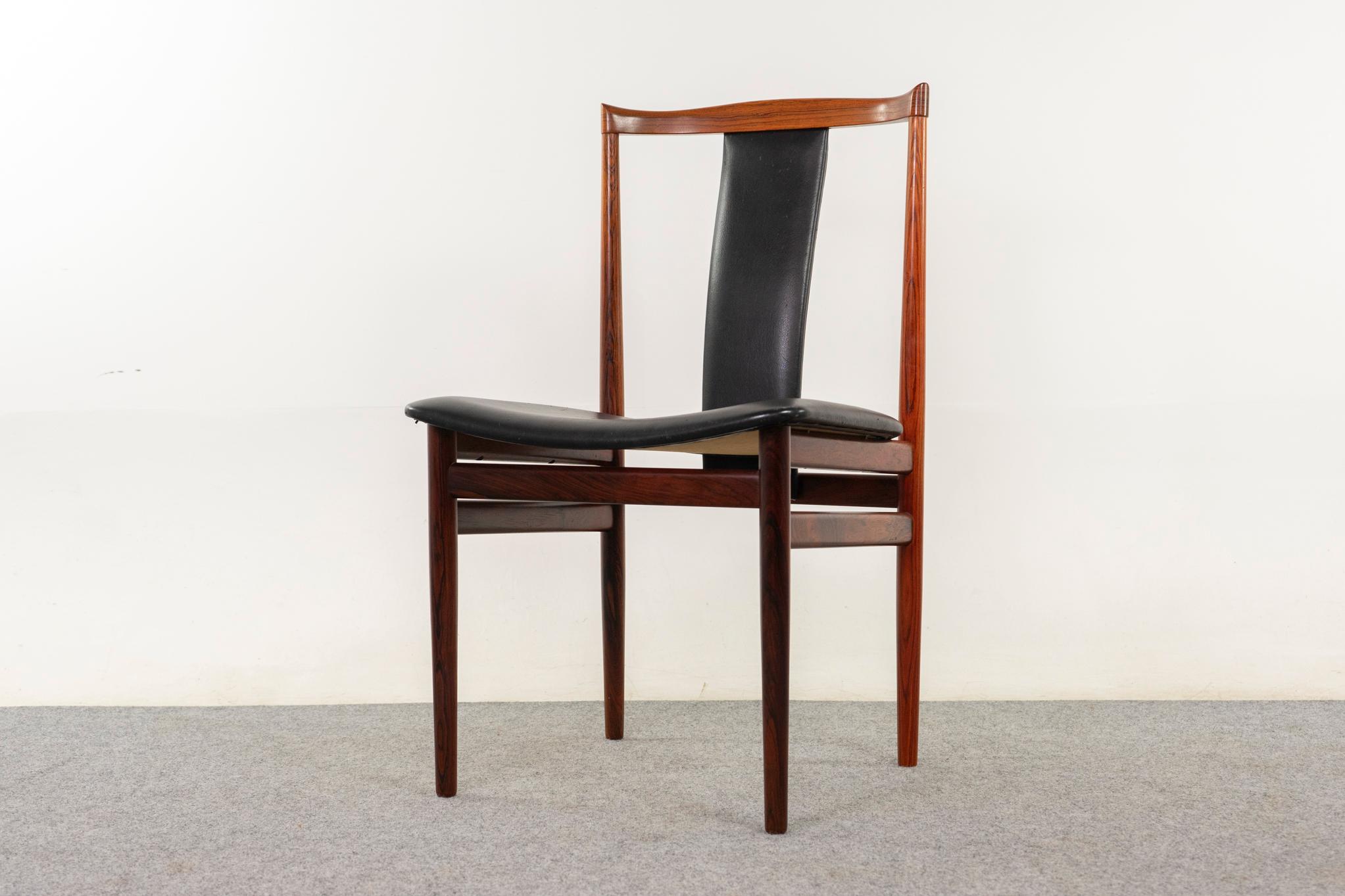 Chaises de salle à manger en bois de rose par Erling Torvits, vers les années 1960. De belles lignes élégantes en palissandre massif ! Siège flottant, dossier ergonomique aéré et supports transversaux. Tissu d'origine avec usure.