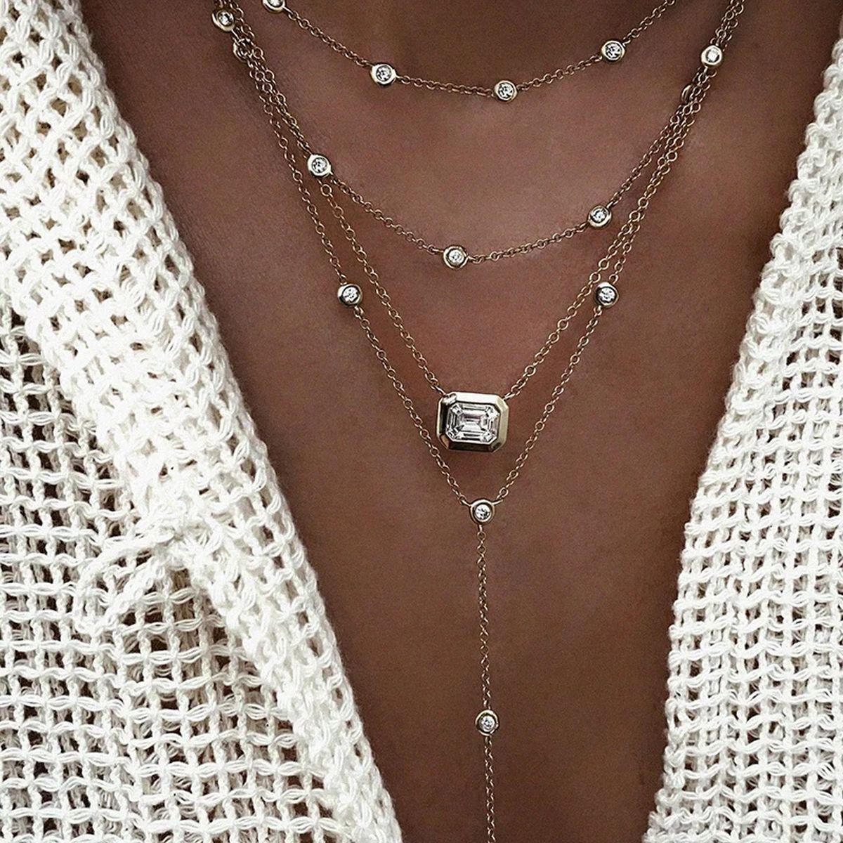 Semplicemente bello! Collana a più elementi composta da 4 file di cristalli a cascata in tonalità argento con ciondolo a più strati. Una collana tutta in uno! Realizzato a mano con montatura in tonalità Silver. Più bello in tempo reale! Con il suo