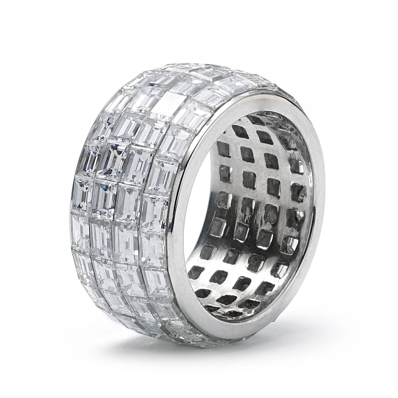 Le bracelet est en or blanc 18 carats. Il contient 88 diamants baguettes de couleur G et de pureté VS pesant 13,80 CTTW. Il s'agit d'une taille 7. Il n'est pas possible d'en changer la taille.