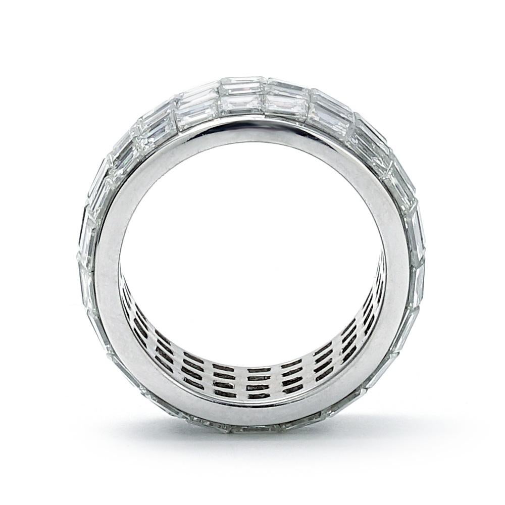 Moderne Anneau d'éternité à 4 rangées de diamants sertis invisibles de 13,80 carats en vente