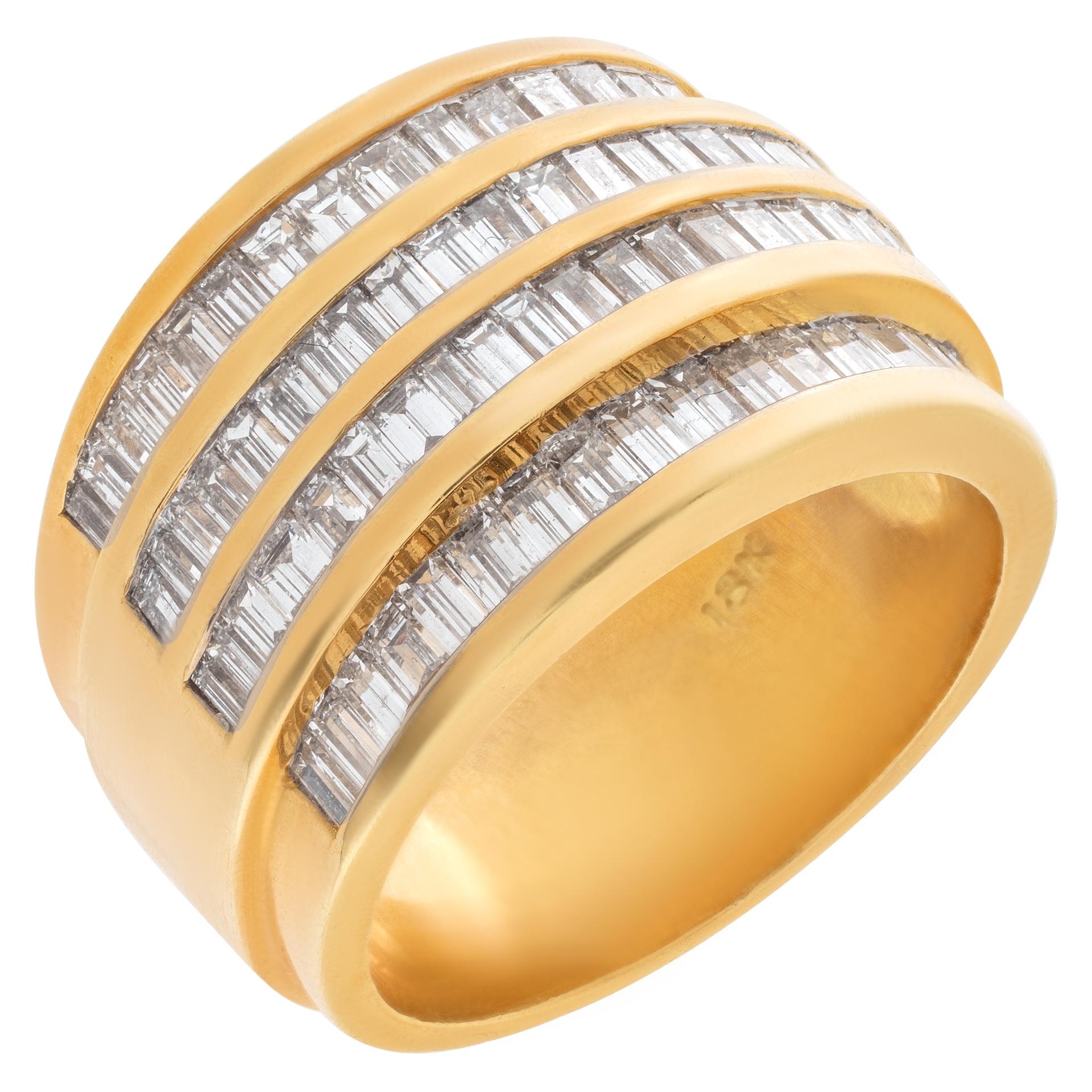 Atemberaubende Baguette geschliffenen Diamanten Ring in 18k Gelbgold mit etwa 3 Karat in 4 Reihen von Kanal gesetzt Diamanten Schätzung G-H Farbe, VS Klarheit Diamanten gesetzt. Größe 9 Dieser Diamantring ist derzeit Größe 9 und einige Artikel