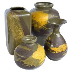 4 vases en poterie Greene & Brown avec glaçure jaune et brune sur fond vert olive