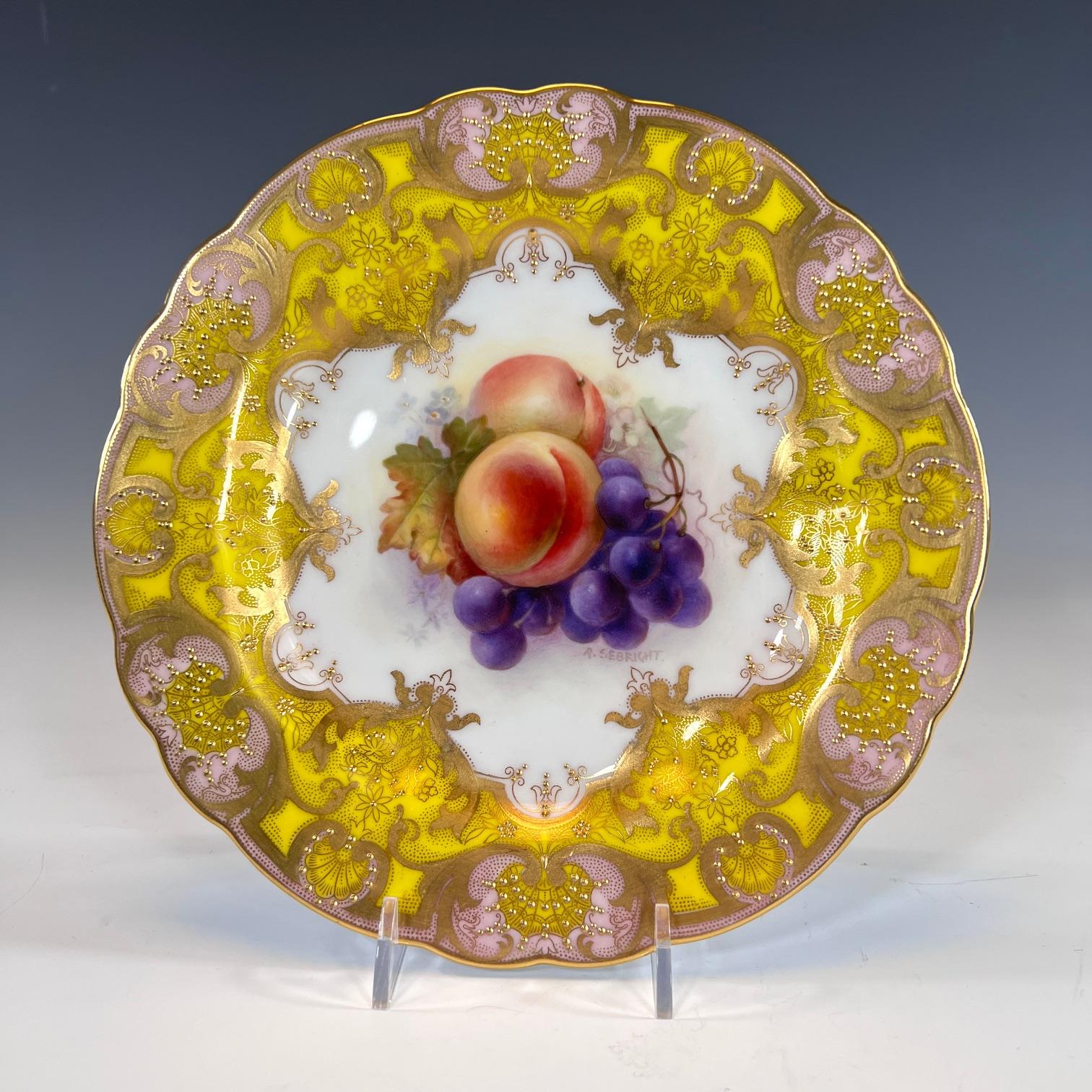 Questi straordinari piatti da credenza/dessert di Royal Worcester sono dipinti a mano con soggetti di frutta e firmati dall'artista Richard Sebright, noto come uno dei migliori pittori di frutta del suo tempo. An He era anche considerato il miglior