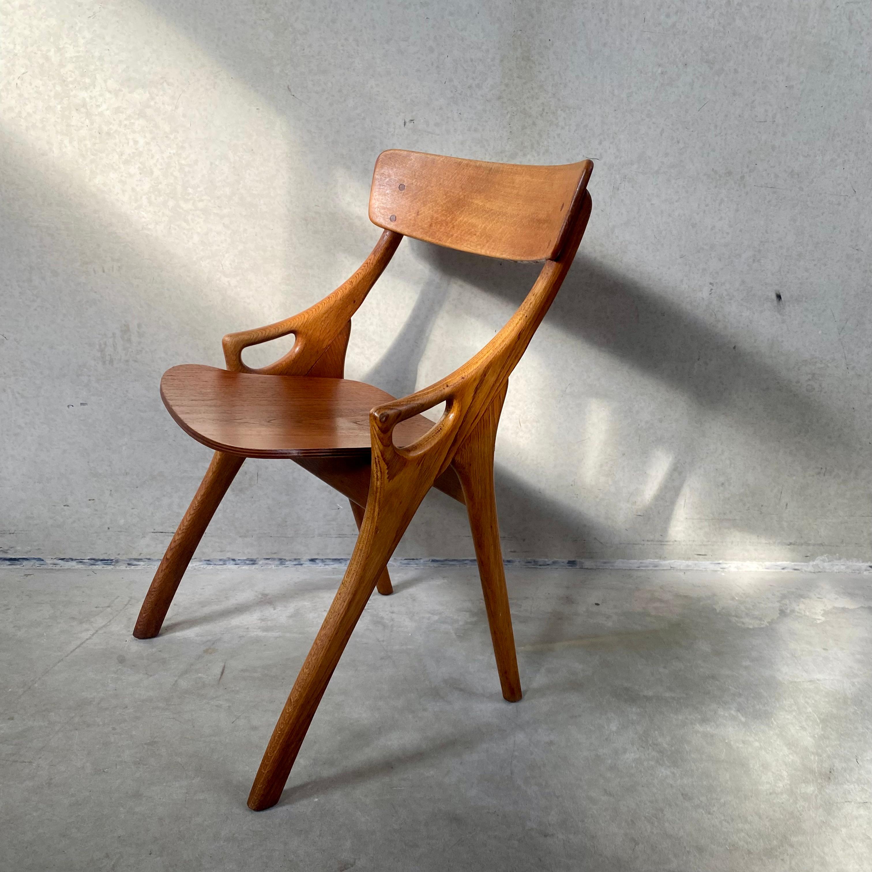 Bienvenue dans l'incarnation du charme rustique du milieu du siècle - un ensemble de quatre chaises de salle à manger conçues par le légendaire Arne Hovmand Olsen pour Mogens Kold Mobelfabrik au Danemark. Fabriquées avec une esthétique organique