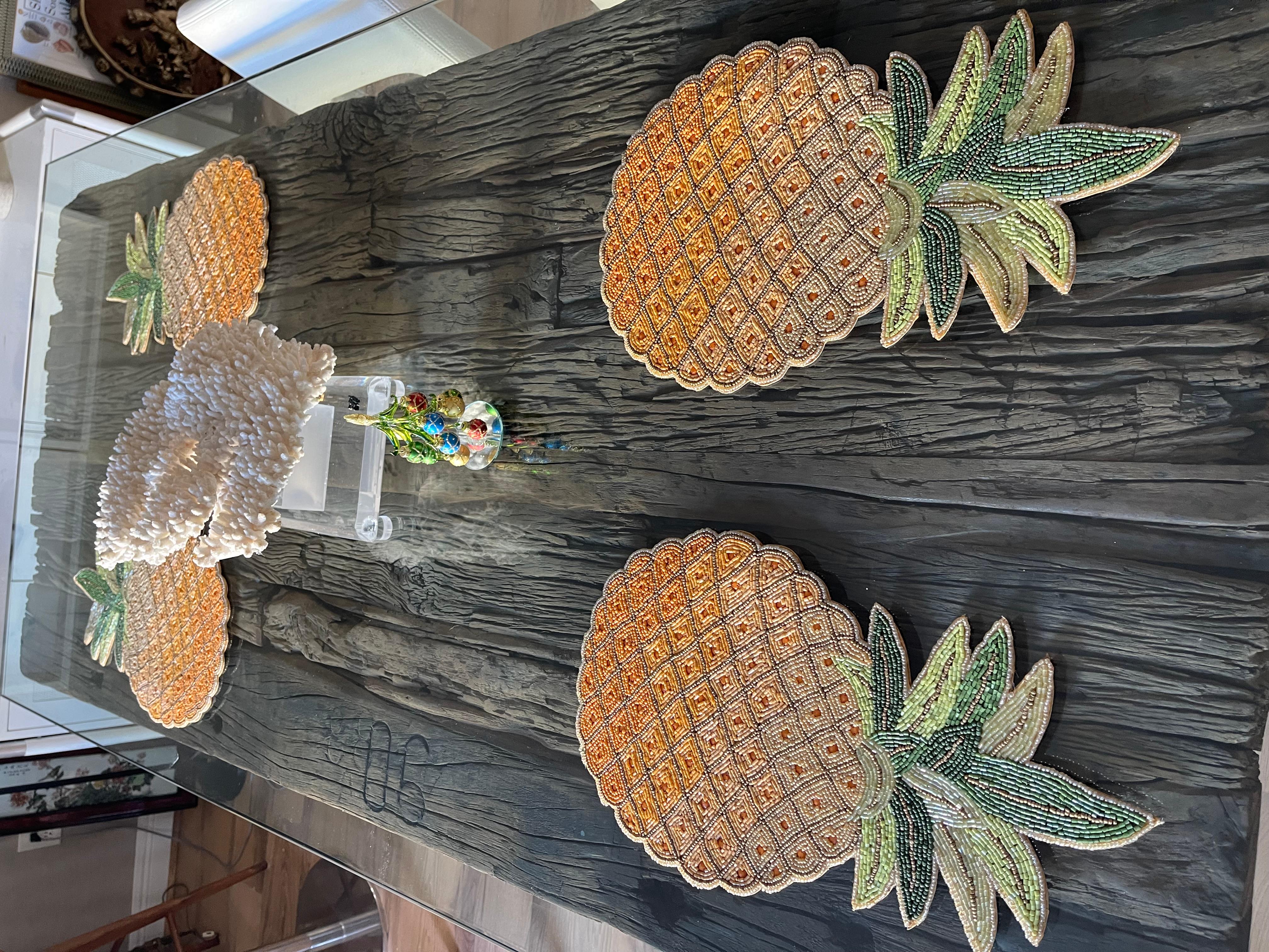 Handgefertigte, perlenbesetzte Textil-Tischsets in Form von Ananas. Satz mit 4 Stück