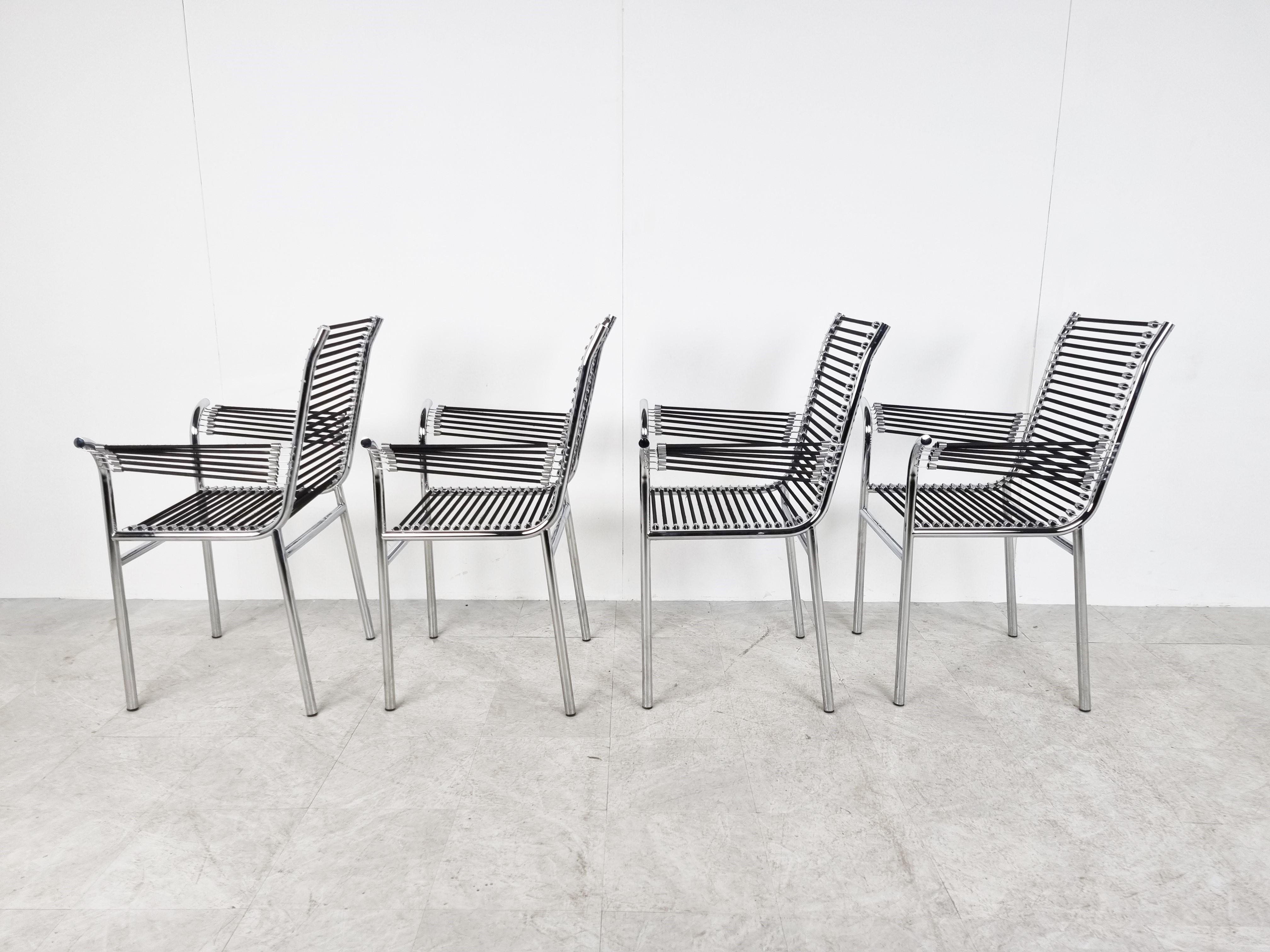 Vintage chromed metal dining chairs with elastic cords designed by rene Herbst in the bauhaus period and produced in the 1980s

These are the versions with armrests which are very rare.

Very good condition.

1980s -