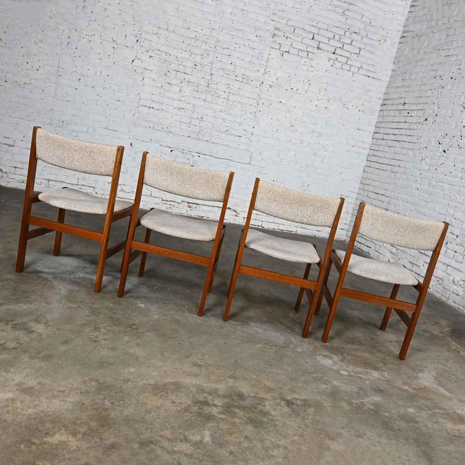 4 chaises de salle à manger de style scandinave moderne Sun Furniture en teck et tissu grège en vente 3