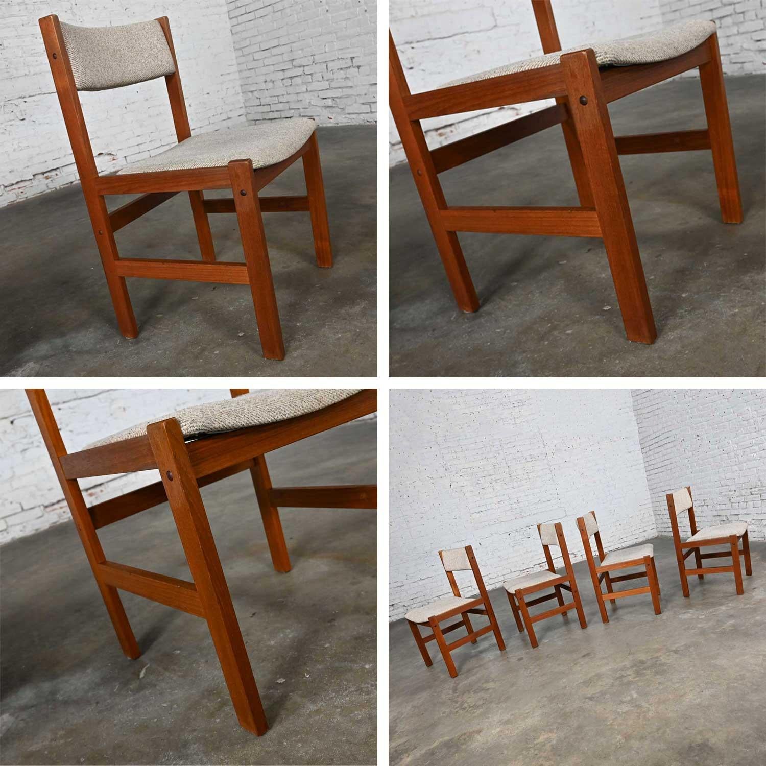 4 chaises de salle à manger de style scandinave moderne Sun Furniture en teck et tissu grège en vente 5