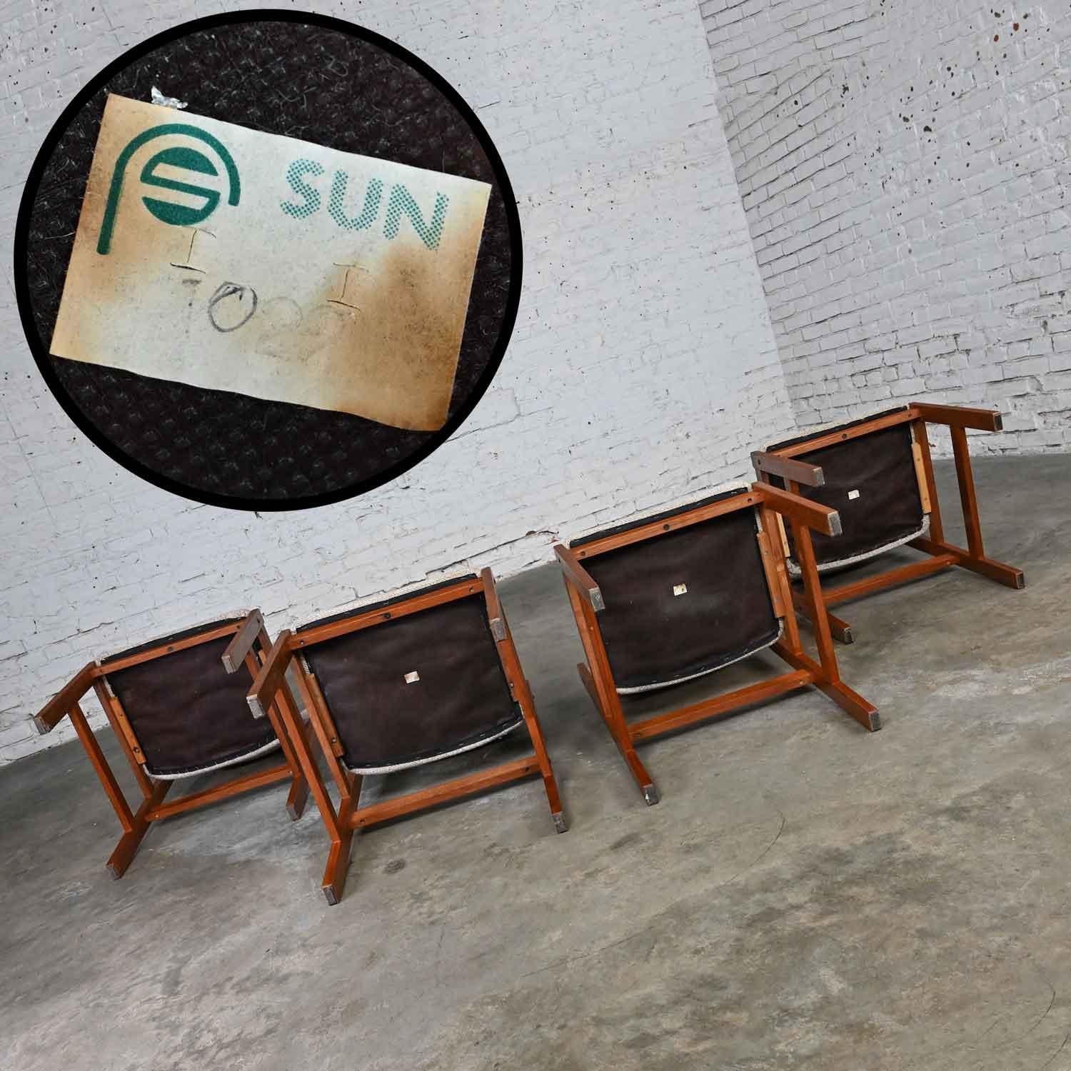 4 chaises de salle à manger de style scandinave moderne Sun Furniture en teck et tissu grège en vente 6