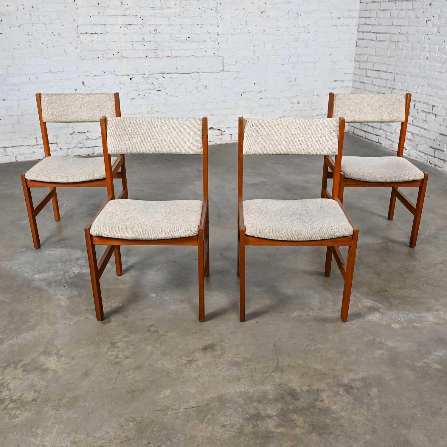 4 chaises de salle à manger de style scandinave moderne Sun Furniture en teck et tissu grège en vente 7