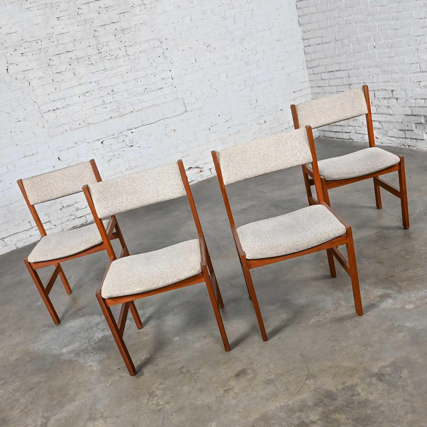 Jolies chaises de salle à manger vintage The Scandinavian Modern Furniture en teck et tissu oatmeal tweed bicolore, ensemble de 4. Très bon état, en gardant à l'esprit qu'il s'agit de chaises vintage et non pas neuves et qu'elles présenteront donc
