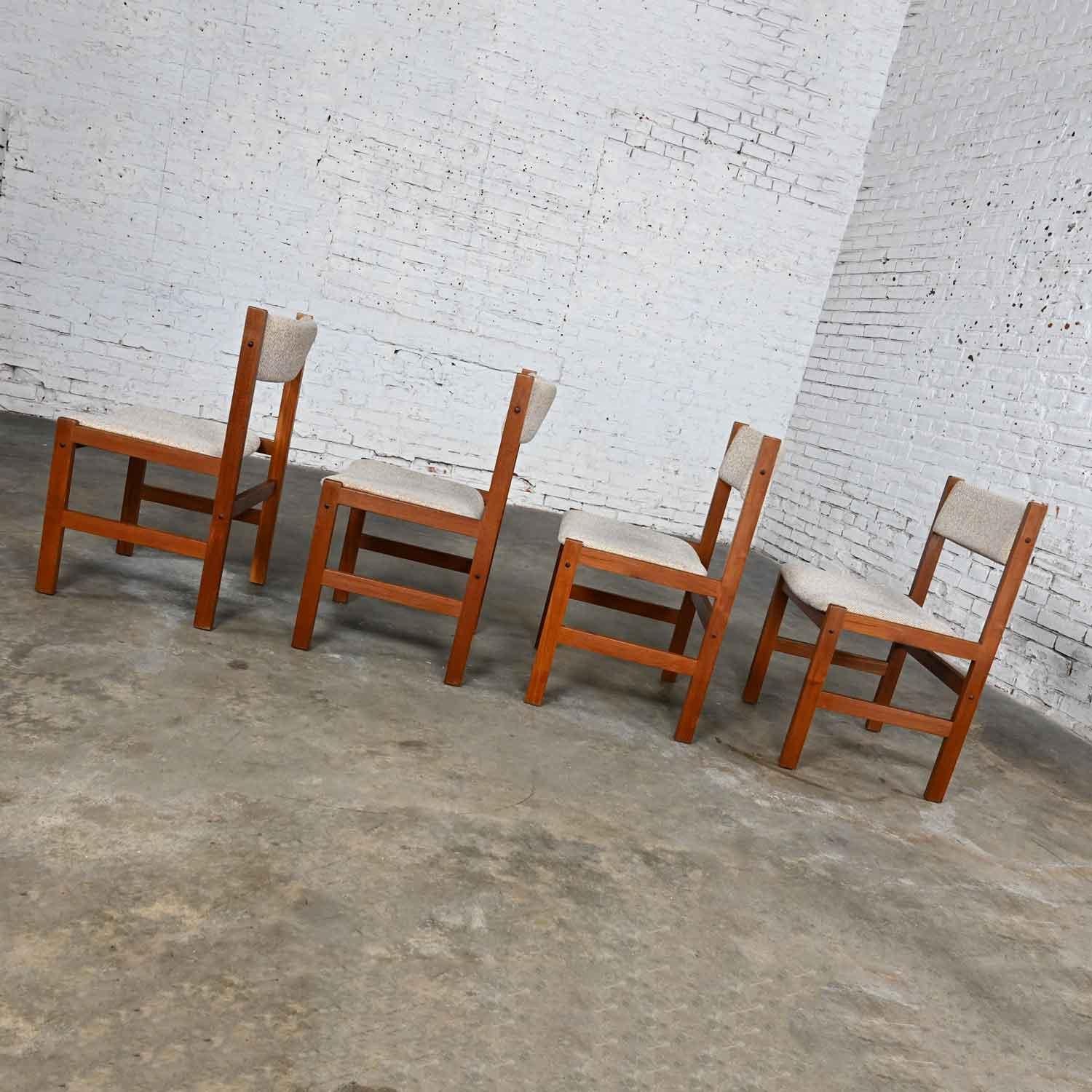 Scandinave moderne 4 chaises de salle à manger de style scandinave moderne Sun Furniture en teck et tissu grège en vente