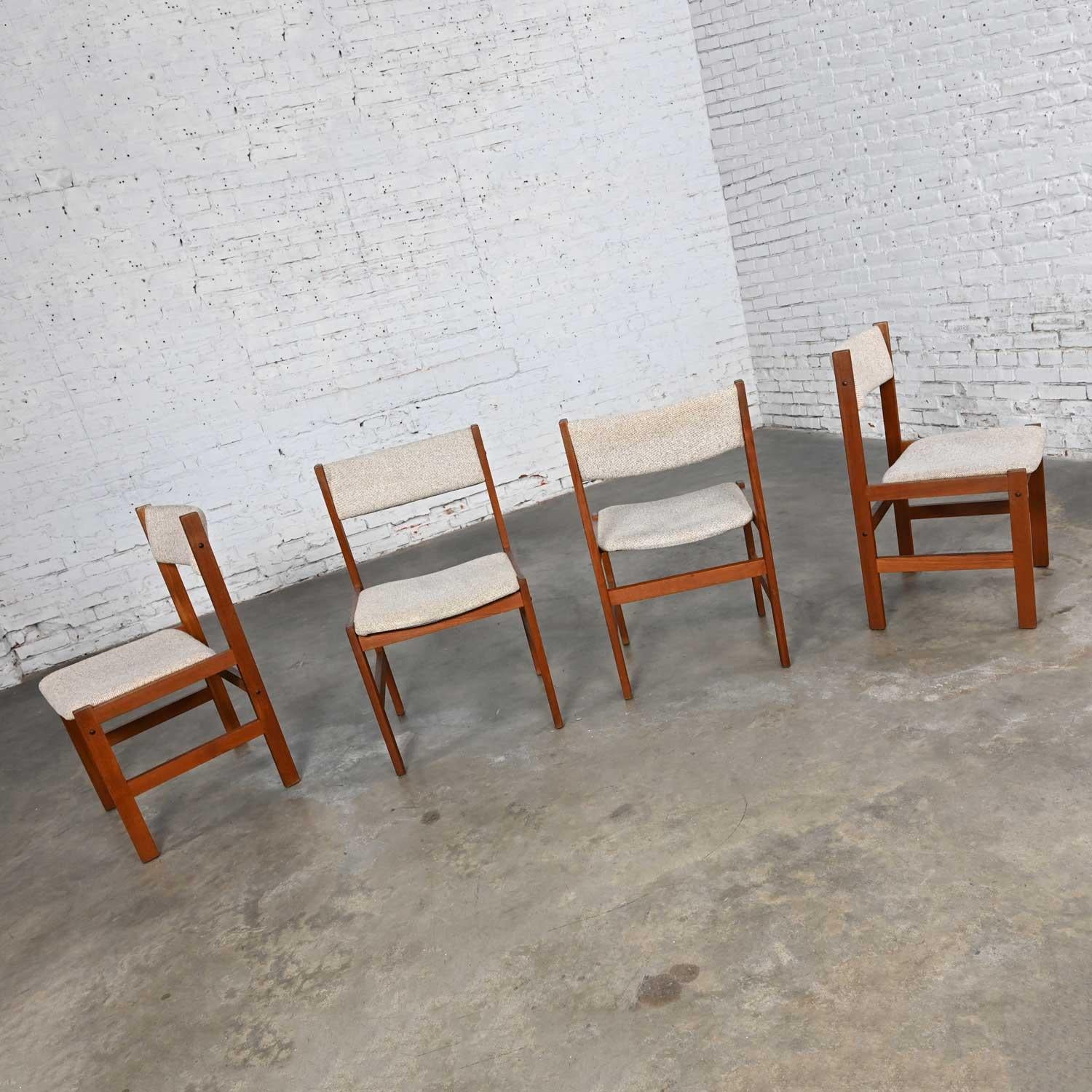 Thai 4 Scandinavian Modern Style Sun Furniture Teak & Oatmeal Fabric Dining Chairs For Sale