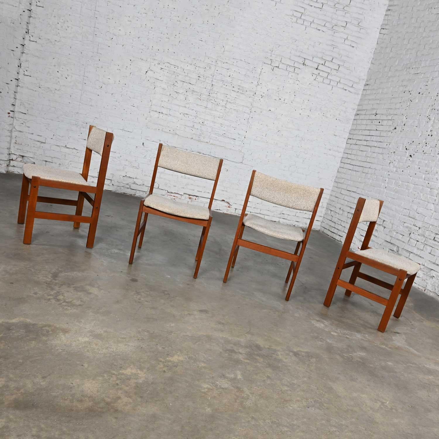 4 Scandinavian Modern Style Sun Furniture Teak & Oatmeal Fabric Dining Chairs In Good Condition For Sale In Topeka, KS