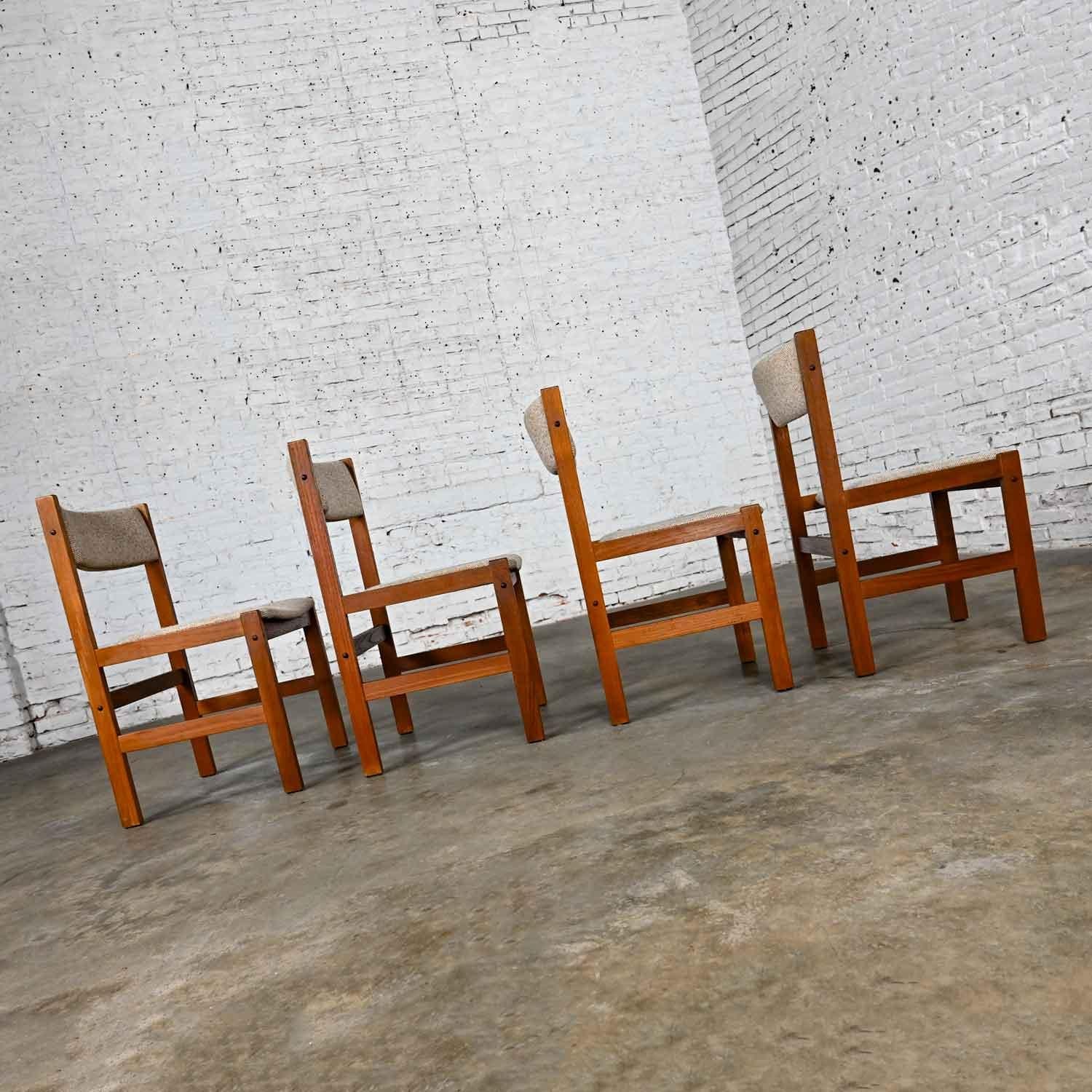 20ième siècle 4 chaises de salle à manger de style scandinave moderne Sun Furniture en teck et tissu grège en vente