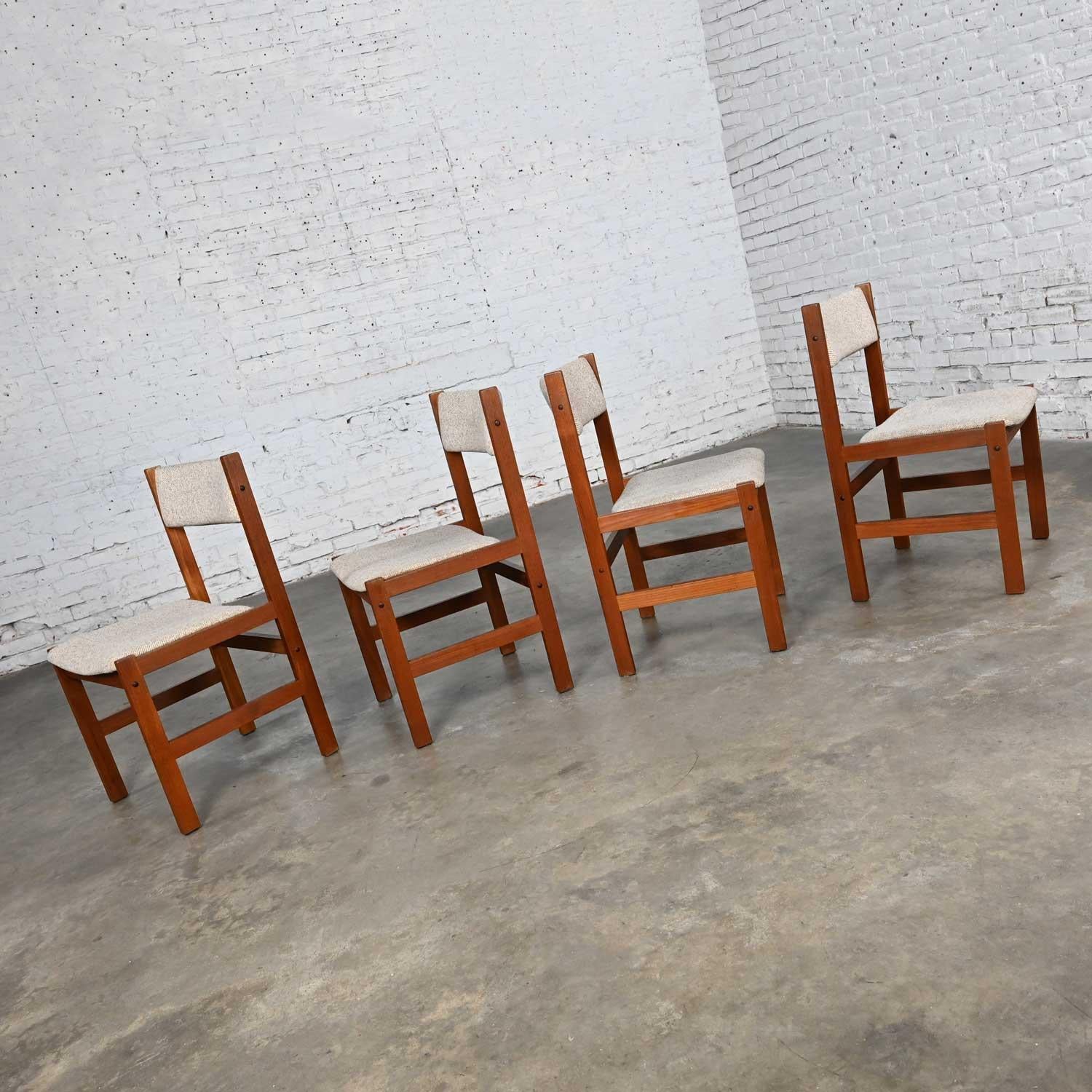 Tissu 4 chaises de salle à manger de style scandinave moderne Sun Furniture en teck et tissu grège en vente